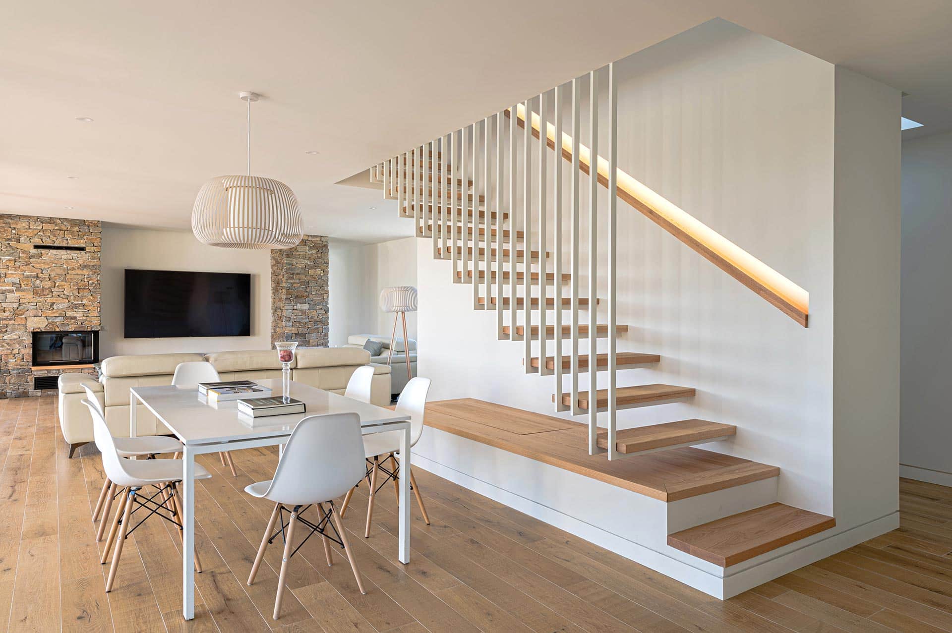 Escalera de salón de vivienda moderna diseñada por Moah Arquitectos en Cantabria
