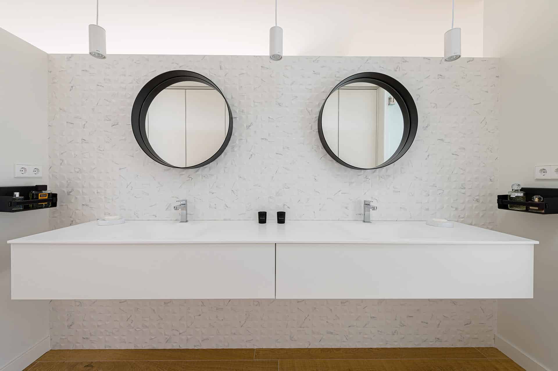 Baño de diseño con madera y gres porcelánico blanco diseñado por Moah Arquitectos en Cantabria