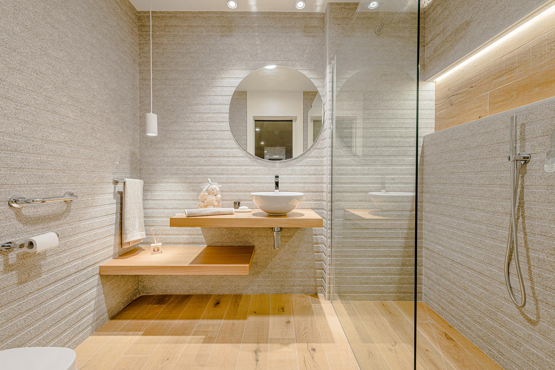 Baño de color crema en casa moderna diseñada por Moah Arquitectos en Loredo
