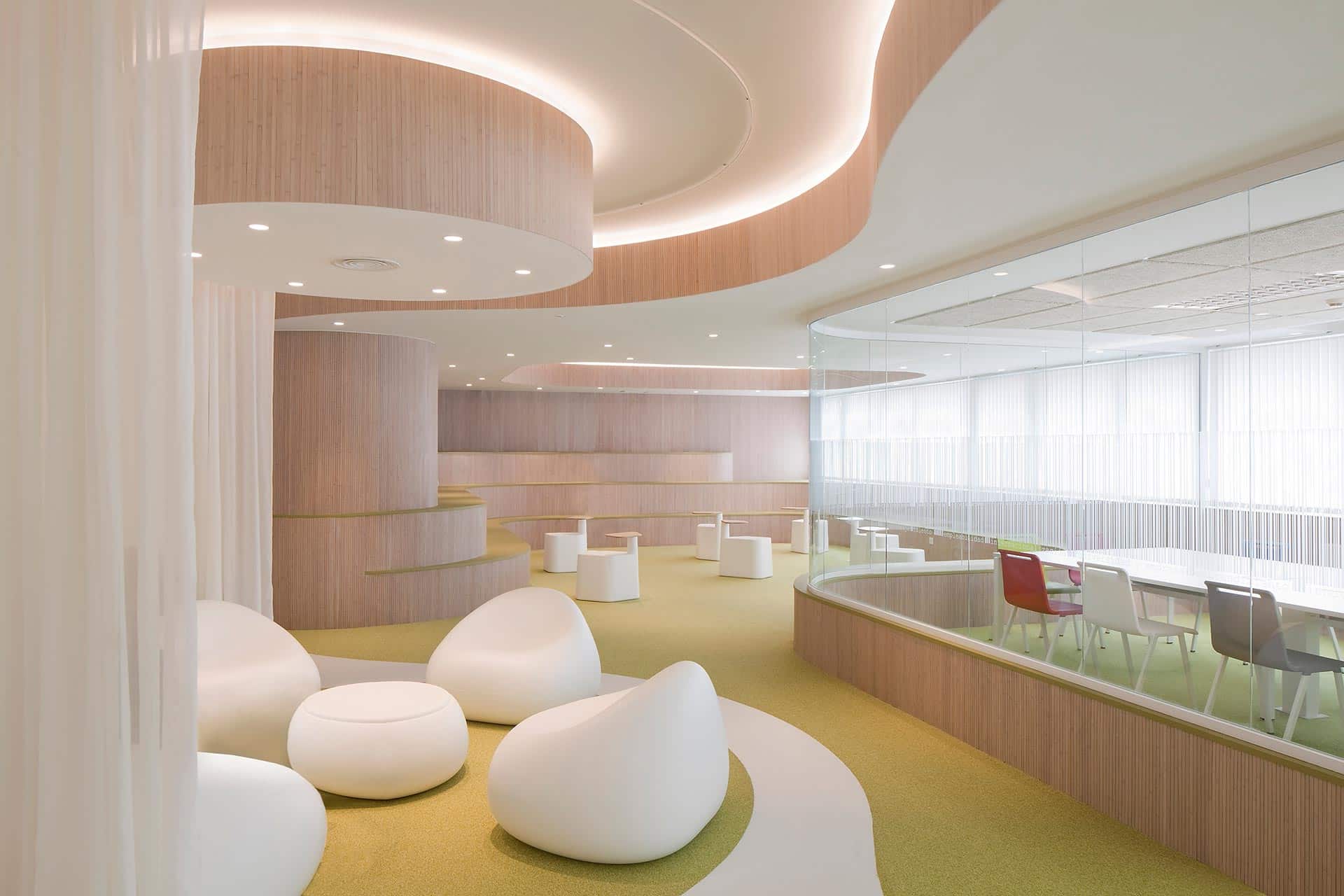 Espacios orgánicos de oficina moderna del CISE diseñado por Moah Arquitectos en Santander