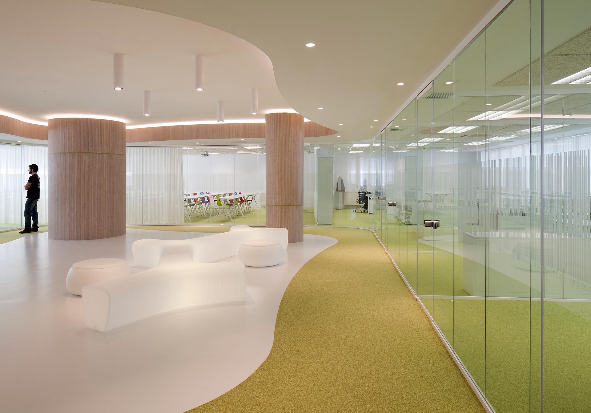 Vestíbulo con grandes cristaleras de la reforma de oficina del Centro de Emprendimiento diseñado por Moah Arquitectos en Santander