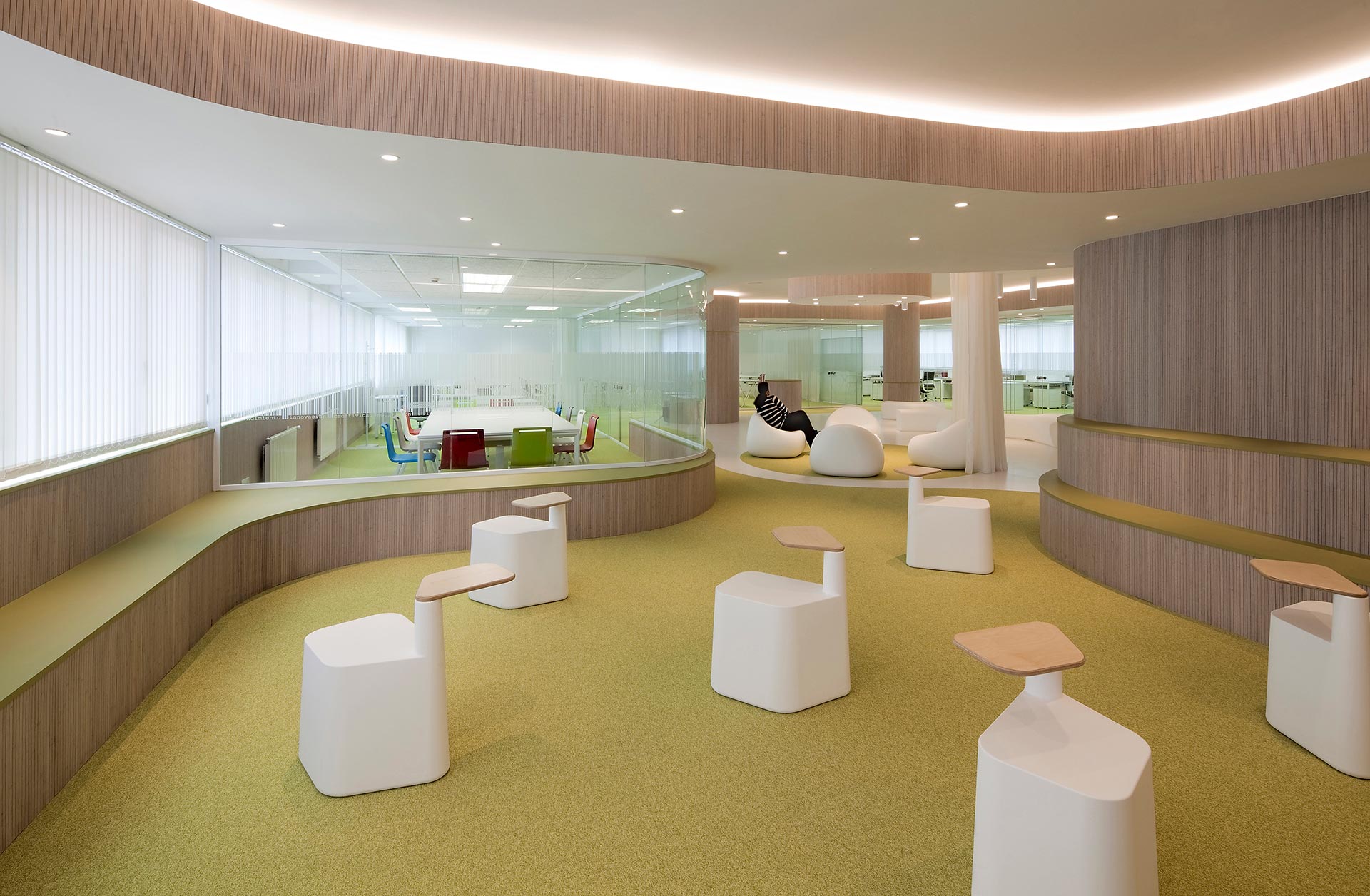 Espacio interior con gradas en reforma de oficinas del CISE diseñado por Moah Arquitectos en Santander