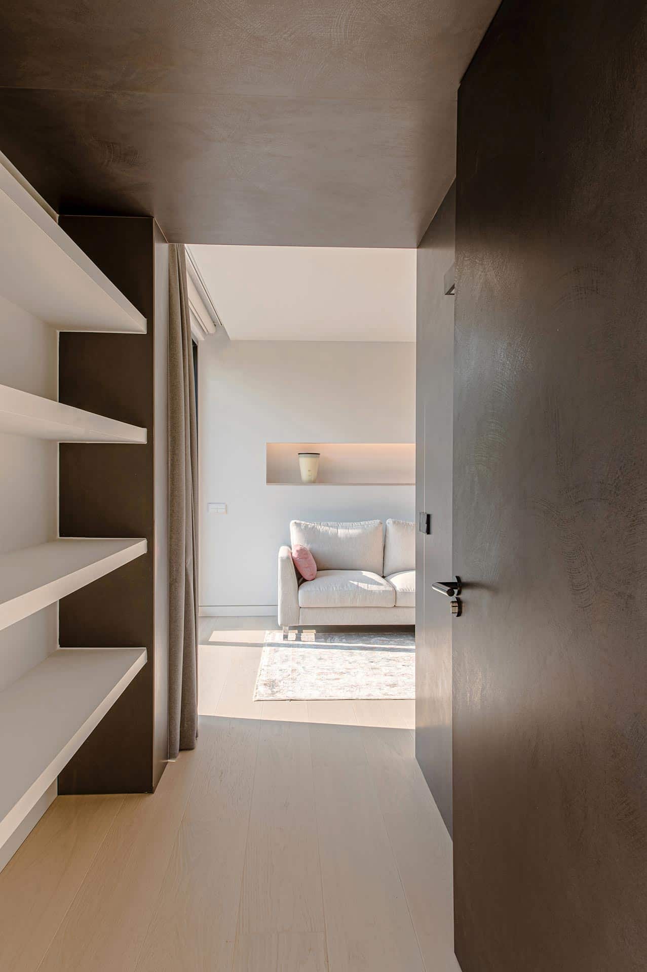 Vestíbulo de dormitorio de casa moderna diseñada por Moah Arquitectos en Cantabria