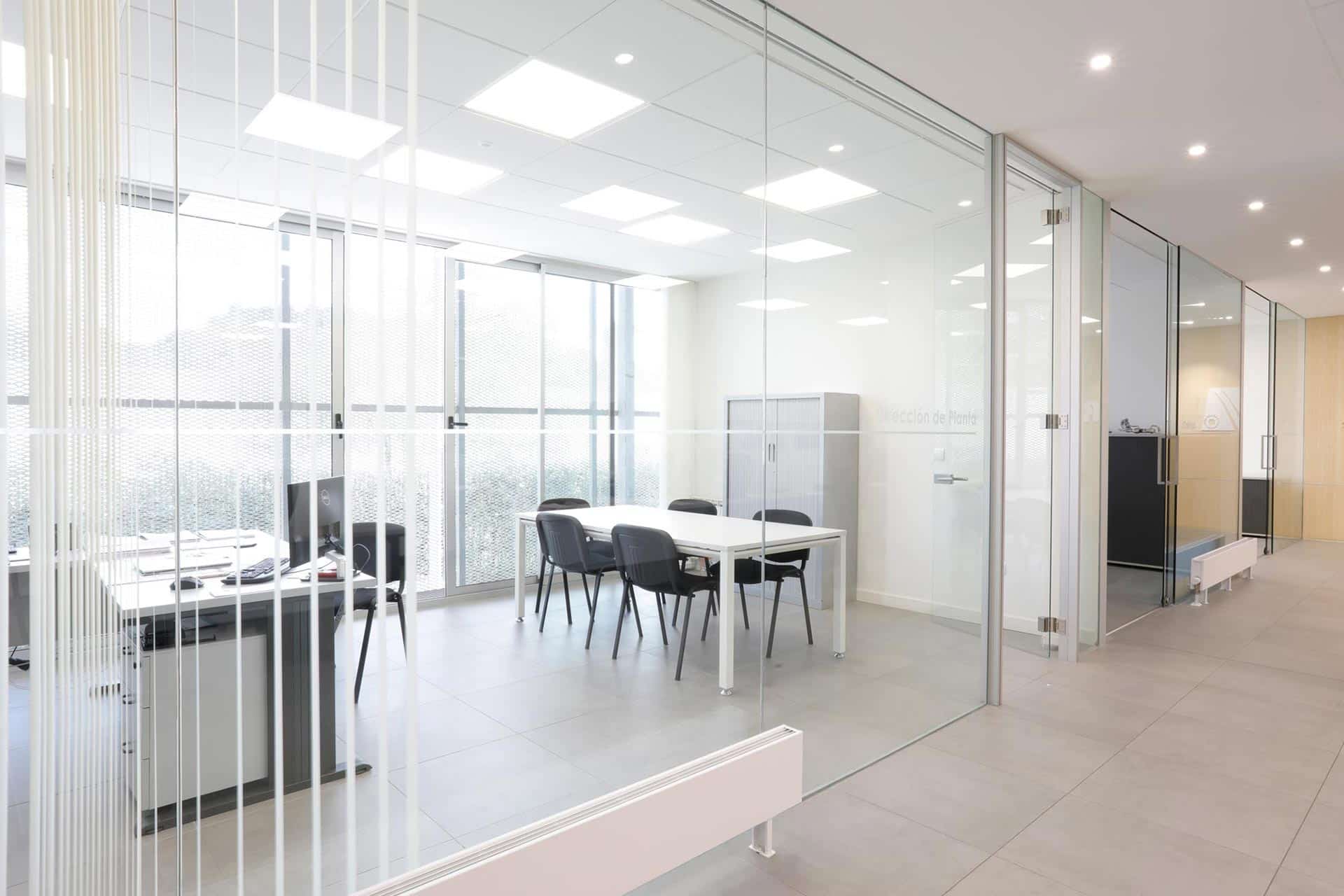 Despachos modernos en reforma de oficina de diseño diseñada por Moah Diseñador de interiores en Cantabria
