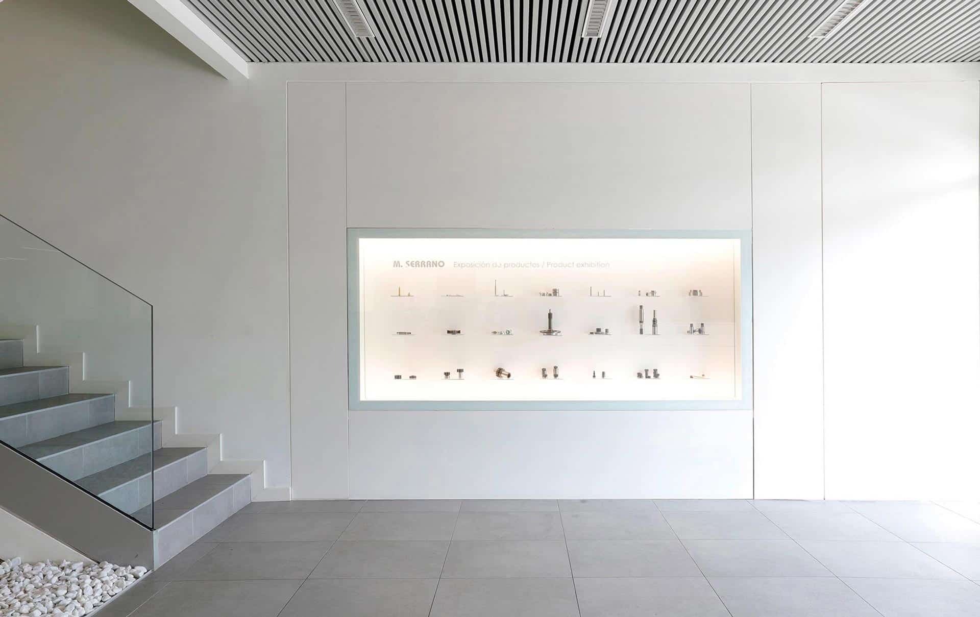 Vitrina de exposición retroiluminada en reforma de oficina de diseño diseñada por Moah Arquitectos en Cantabria