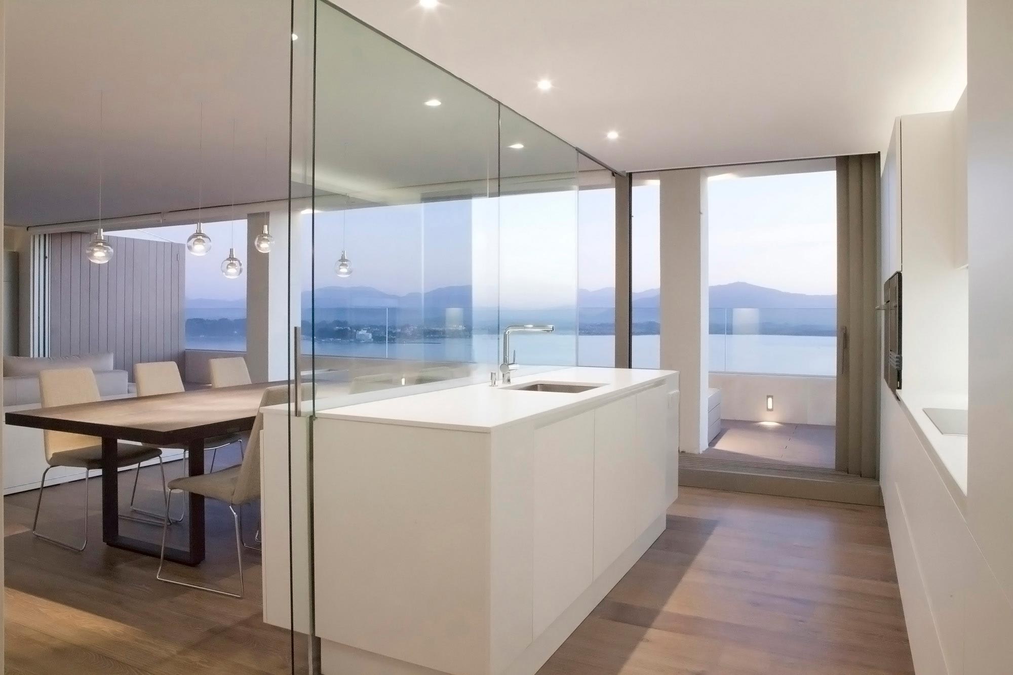 Cocina de diseño minimalista en reforma integral de vivienda diseñada por Moah Arquitectos en Santander