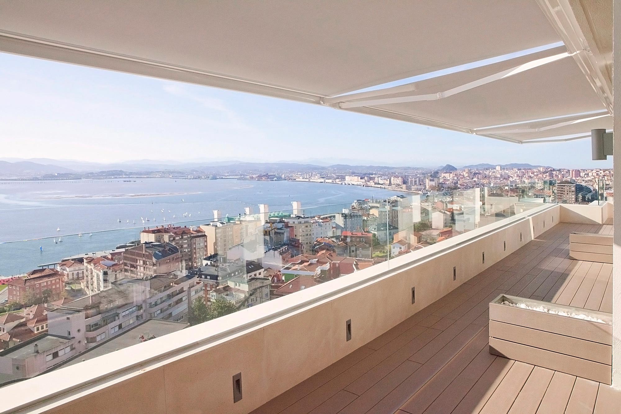 Terraza de diseño con vistas al mar en vivienda de lujo diseñada por Moah Arquitectos en Santander