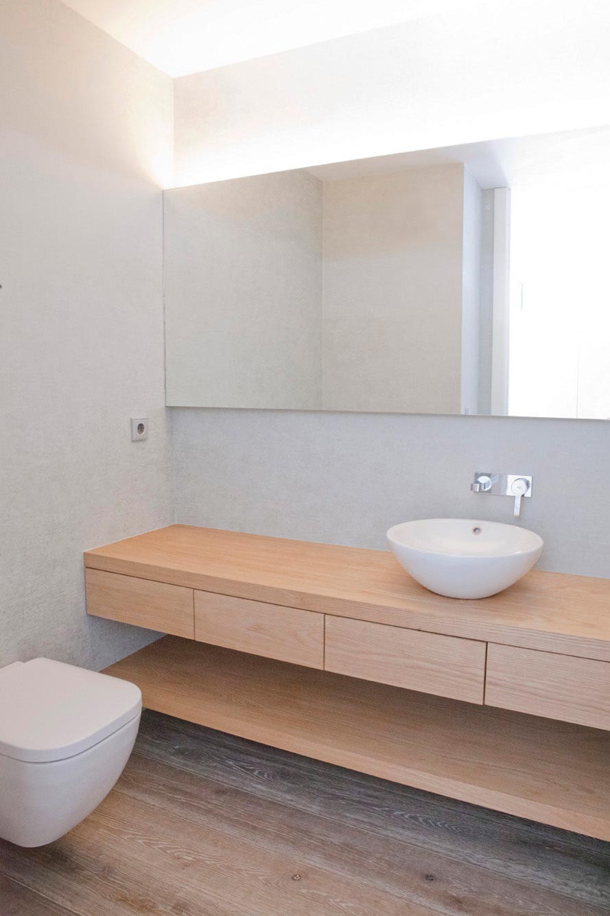 Baño de diseño minimalista en reforma integral de vivienda diseñada por Moah Diseñador de Interiores en Santander