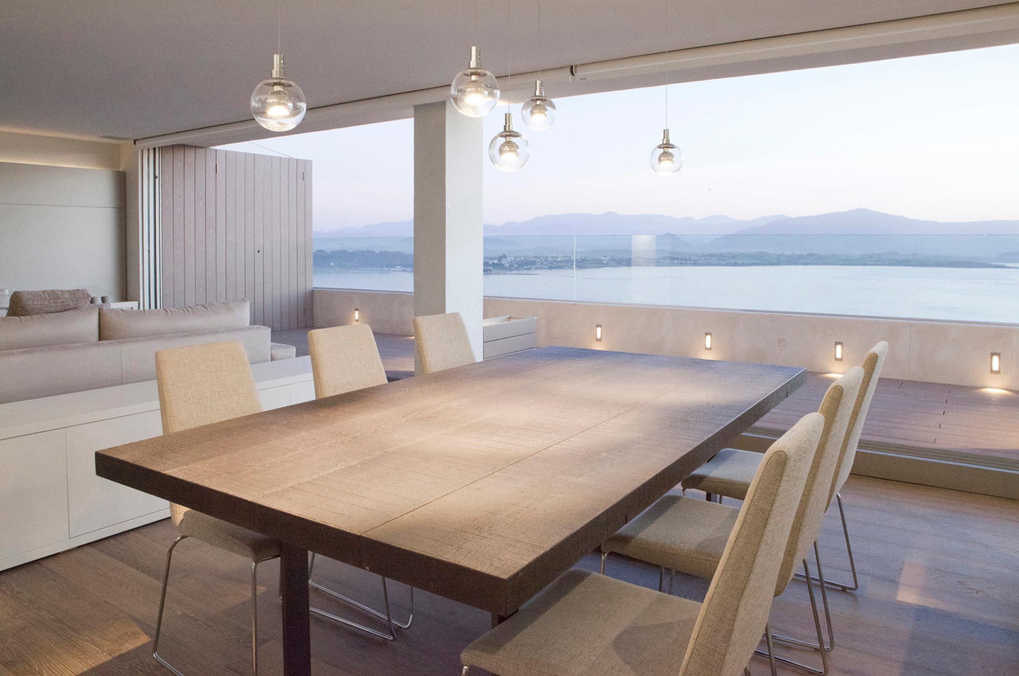 Comedor de diseño en reforma integral de piso diseñada por Moah Diseñador de Interiores en Santander