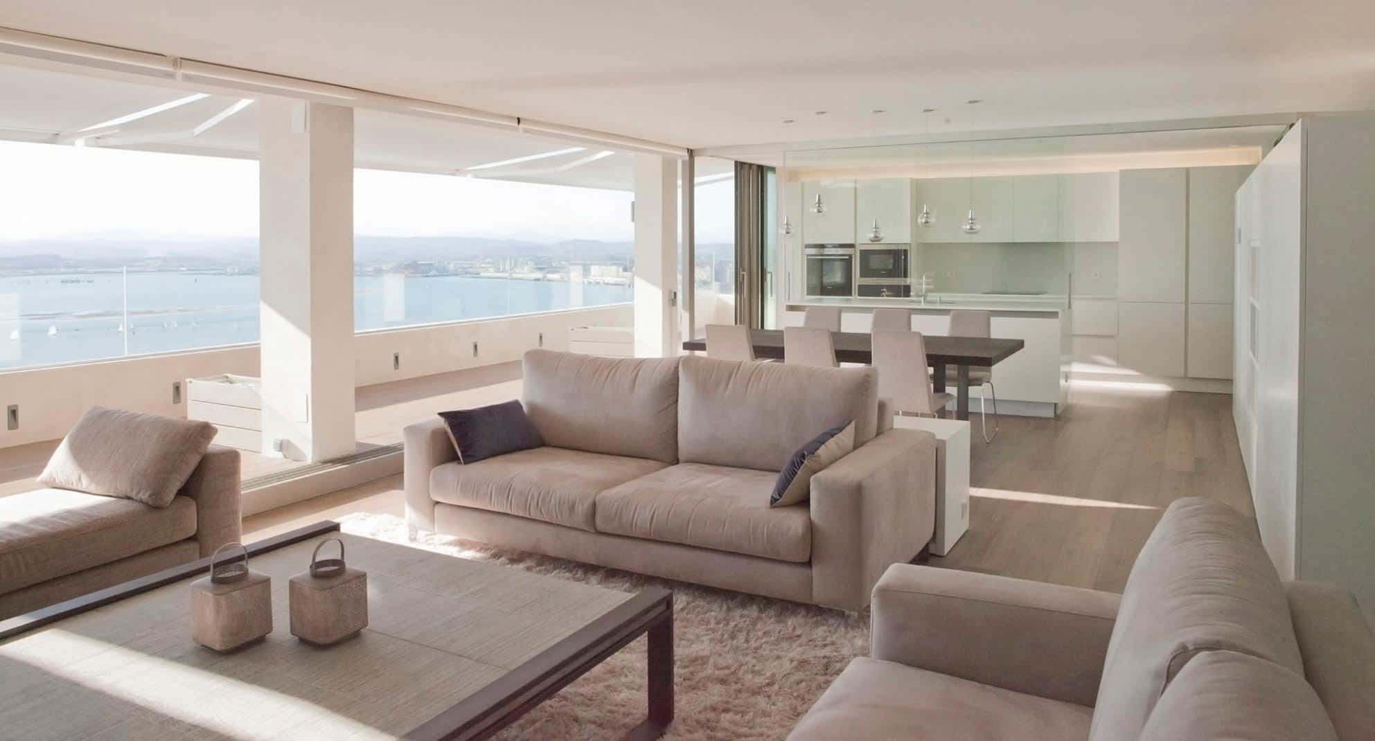 Salón con vistas al mar en reforma integral de vivienda de lujo diseñada por Moah Decorador de Interiores en Santander