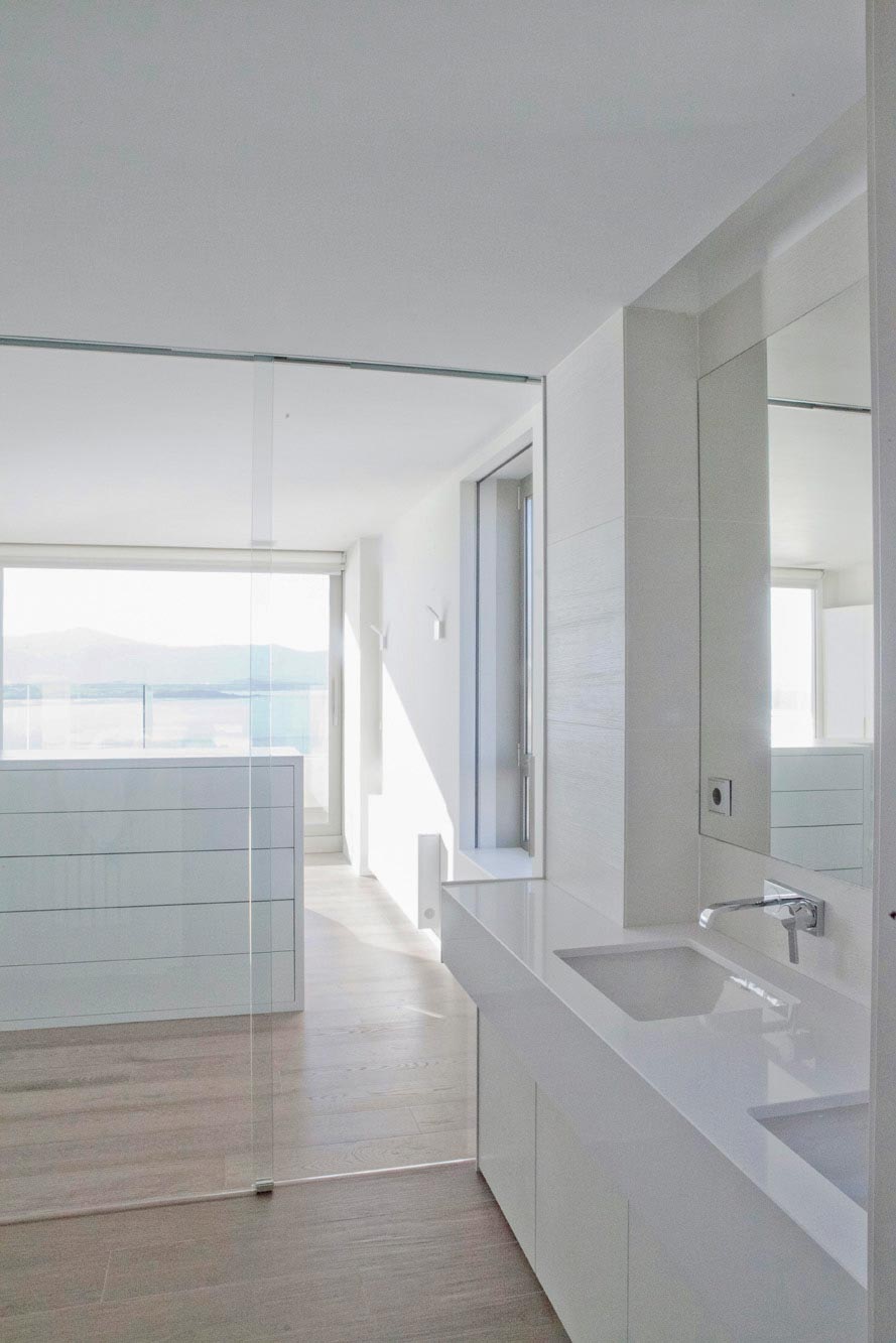 Baño abierto a dormitorio en reforma integral de piso de lujo diseñada por Moah Decorador de Interiores en Santander