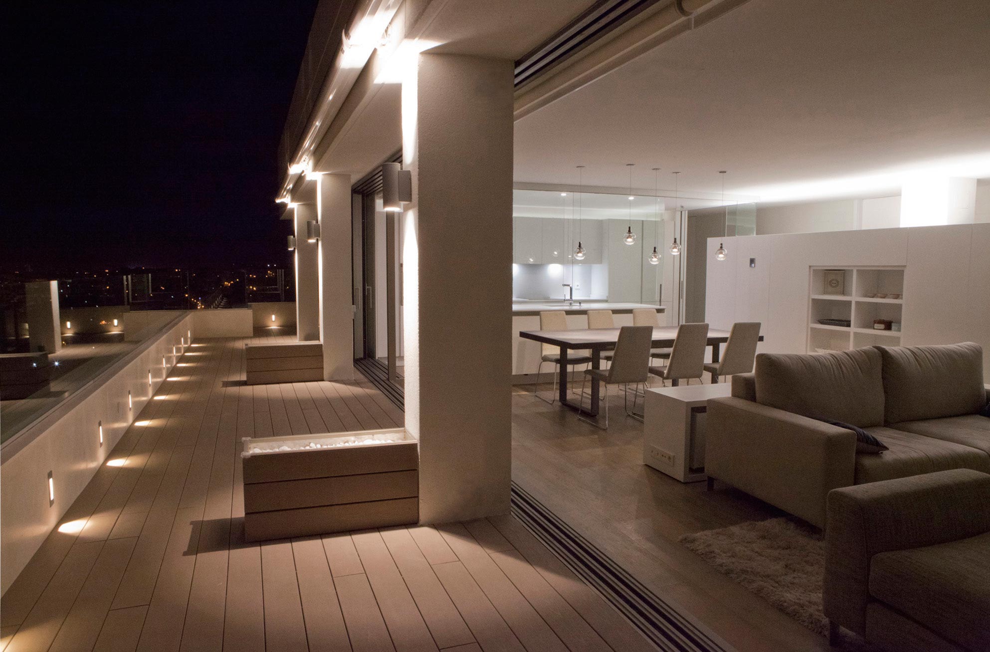 Terraza con iluminación indirecta en reforma integral de piso de lujo diseñada por Moah Diseño de Interiores en Santander