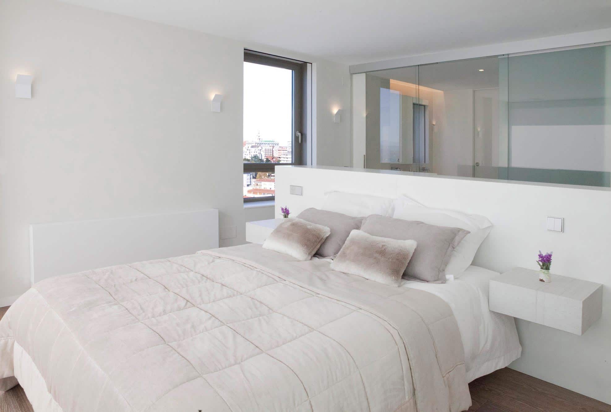 Dormitorio abierto a baño en reforma integral de piso de lujo diseñada por Moah Diseño de Interiores en Santander