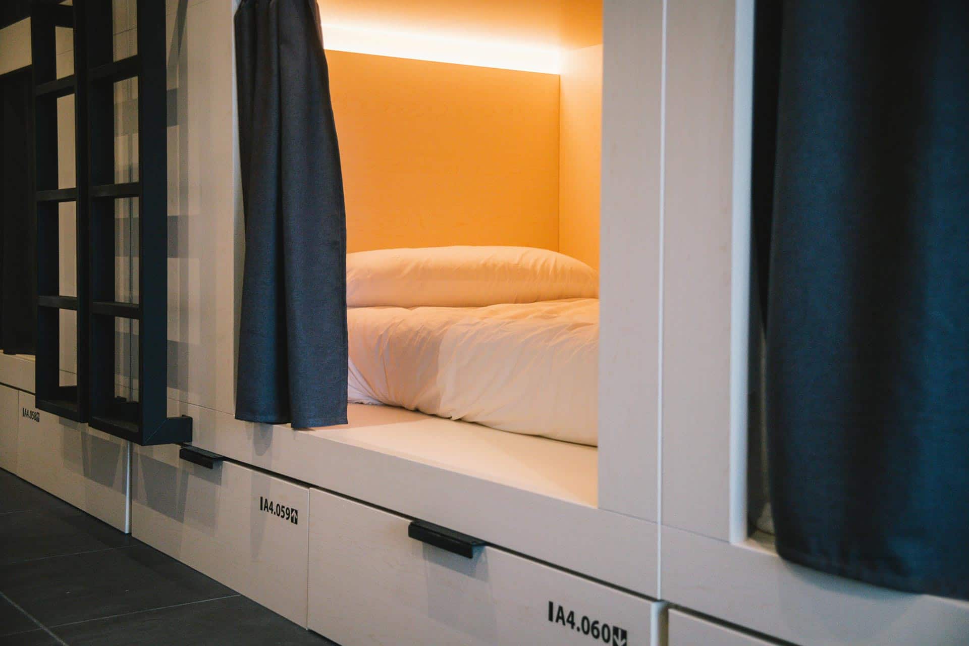 Box con iluminación y cortina albergue y hotel de diseño diseñado por Moah Arquitectos en Loredo