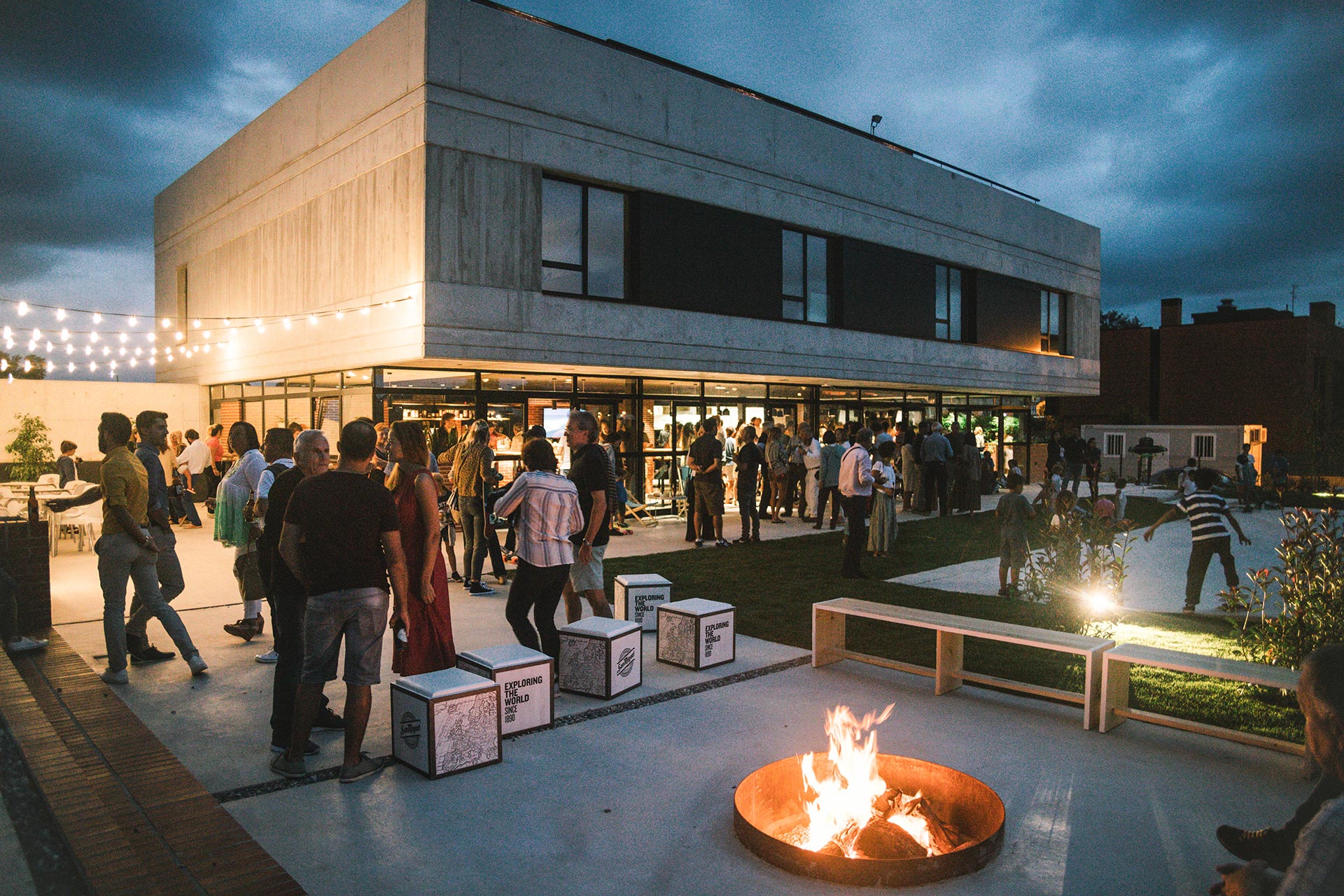 Fiesta nocturna en albergue y hotel de diseño diseñado por Moah Arquitectos en Loredo