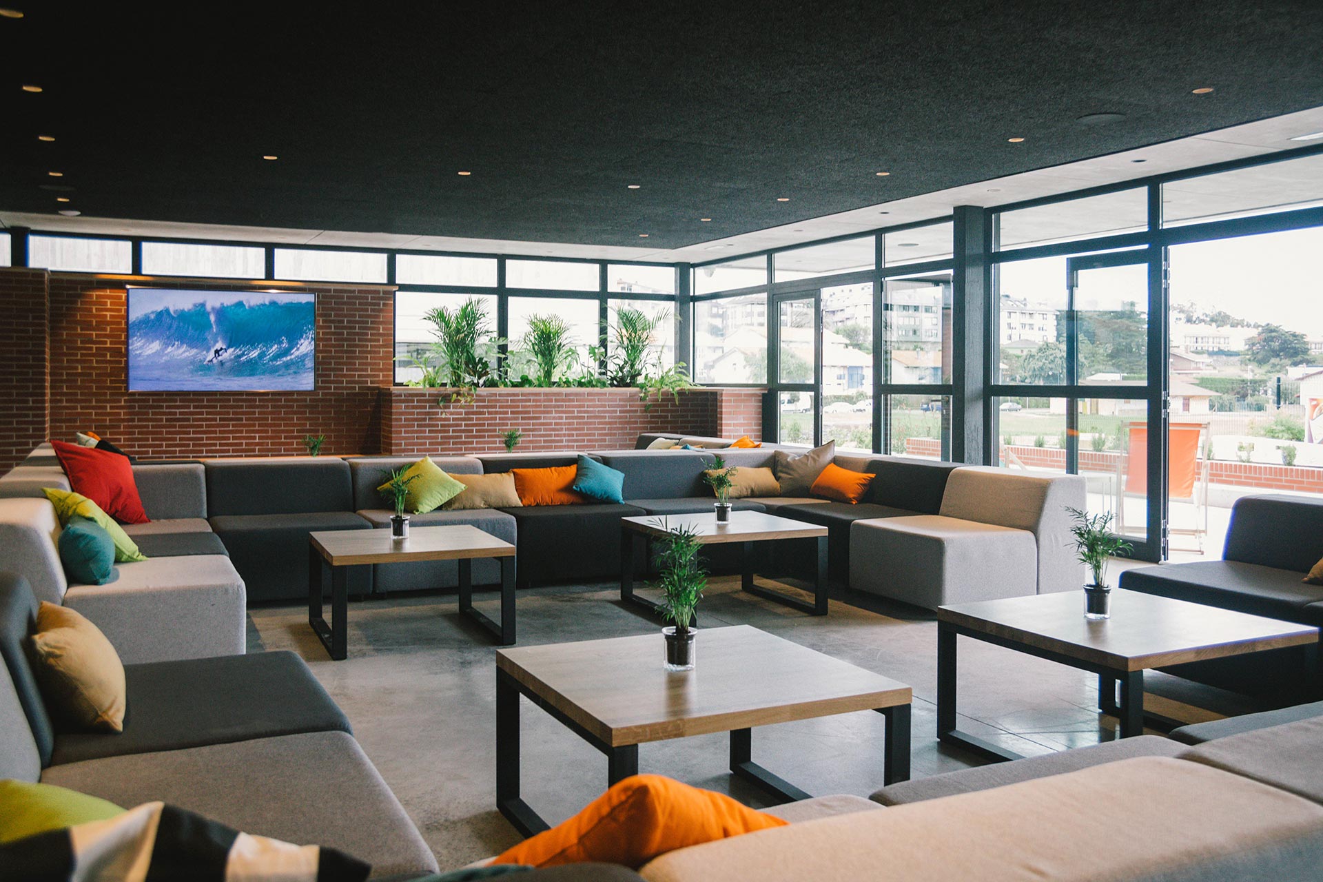 Sala de lectura de albergue y hotel de diseño diseñado por Moah Arquitectos en Loredo