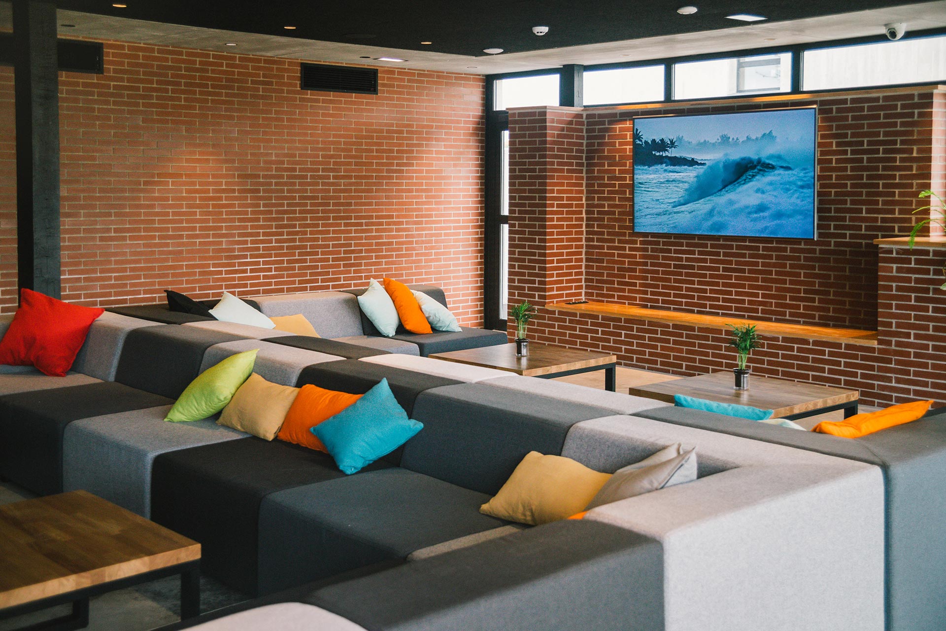 Sofás de albergue y hotel de diseño diseñado por Moah Arquitectos en Loredo