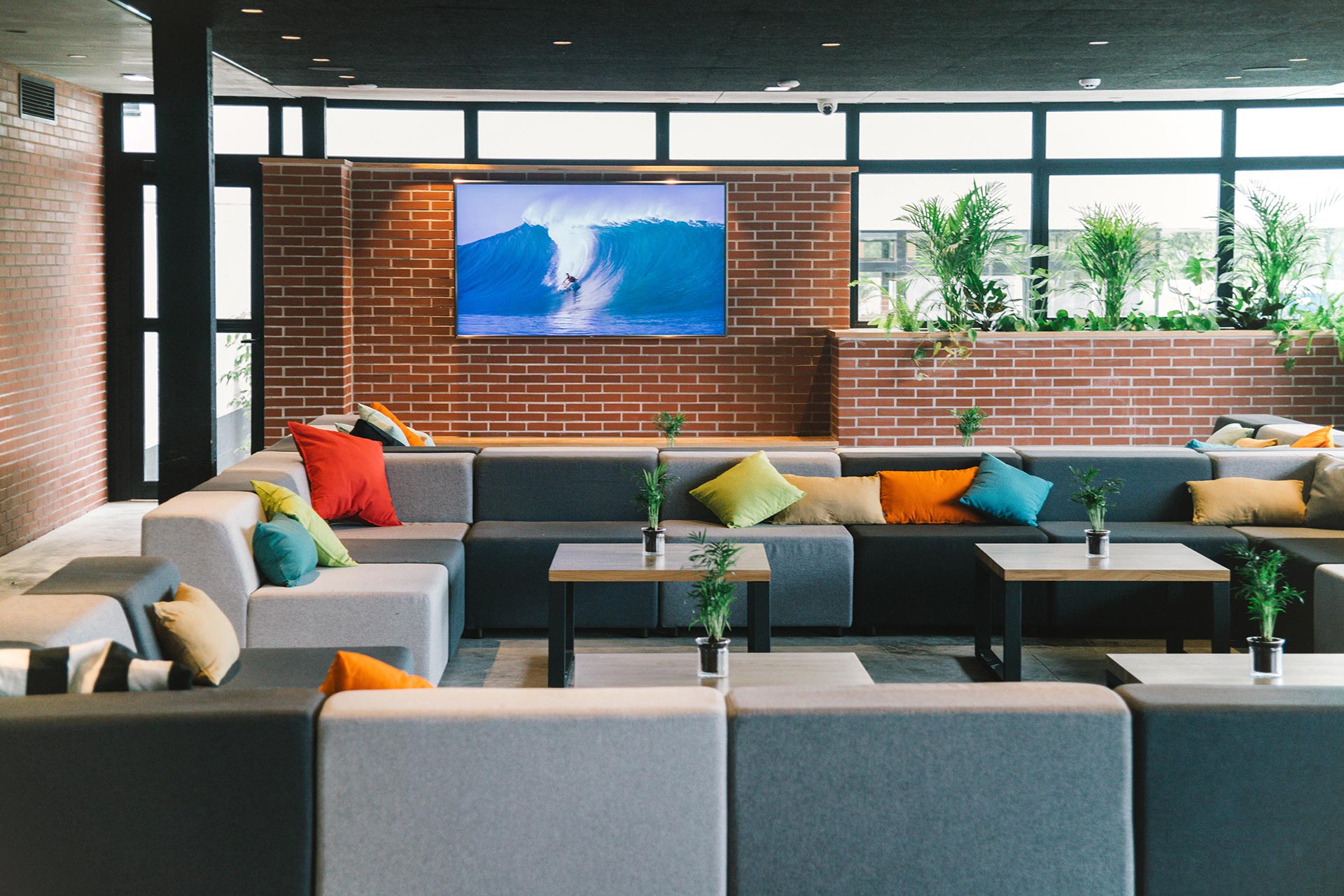 Sofás de colores de albergue y hotel de diseño diseñado por Moah Arquitectos en Loredo