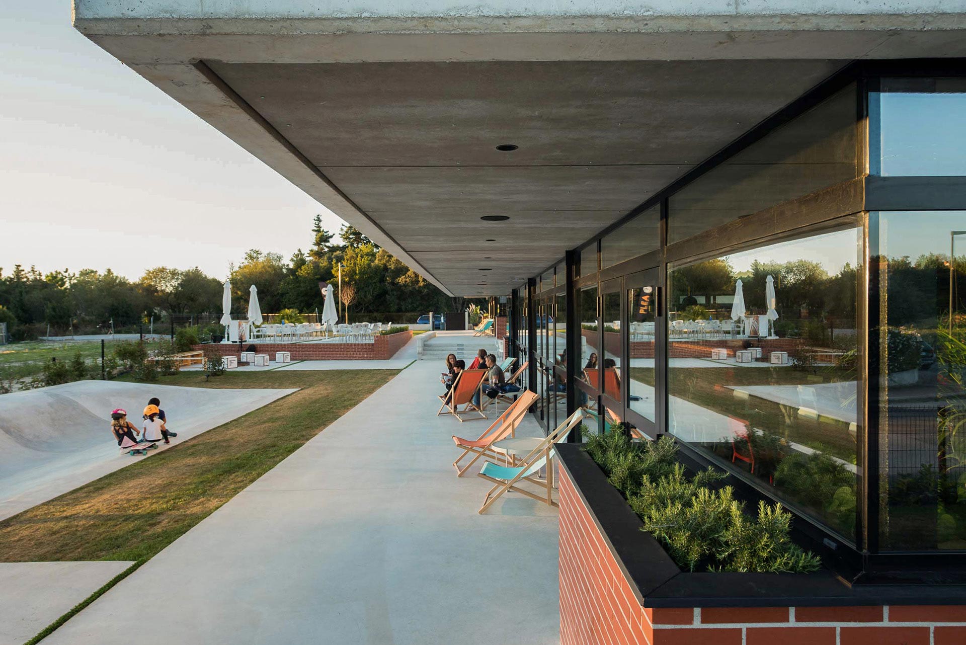 Terraza de albergue y hotel de diseño diseñado por Moah Arquitectos en Loredo