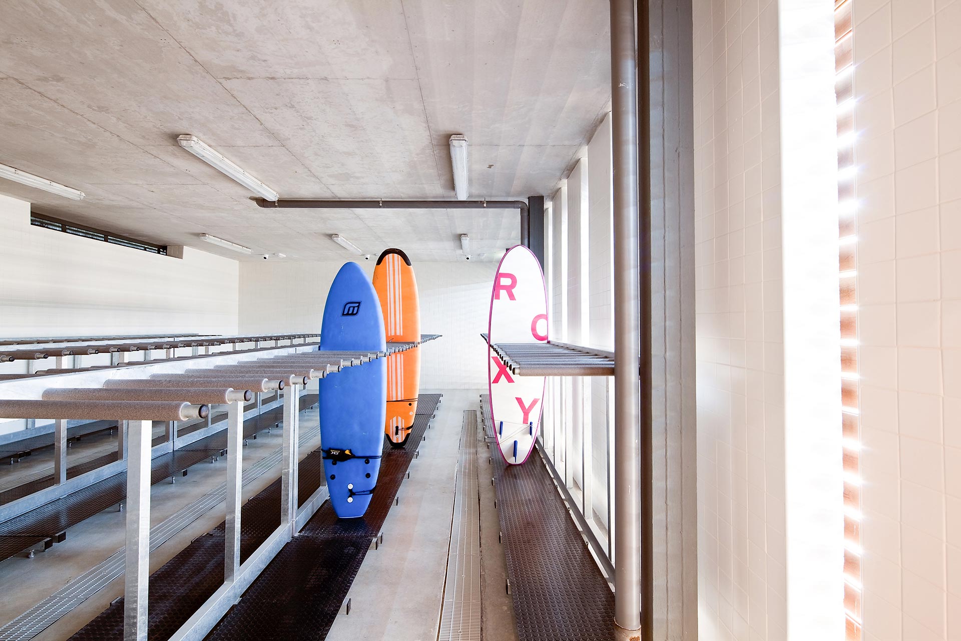 Almacén de tablas de Centro de Surf diseñado por Moah Arquitectos en Somo