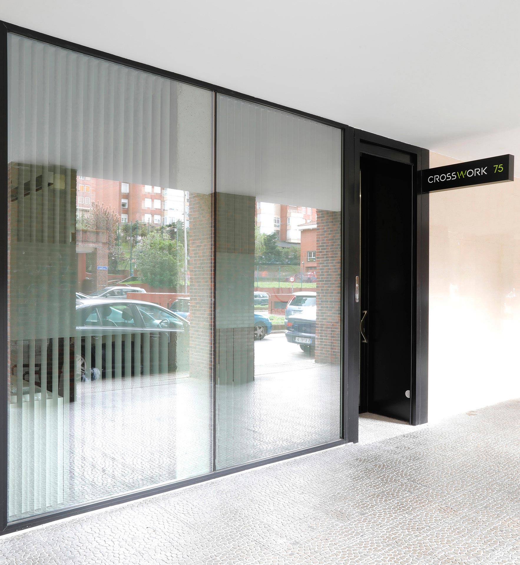Fachada acristalada de oficina de diseño diseñado por Moah Arquitectos en Santander