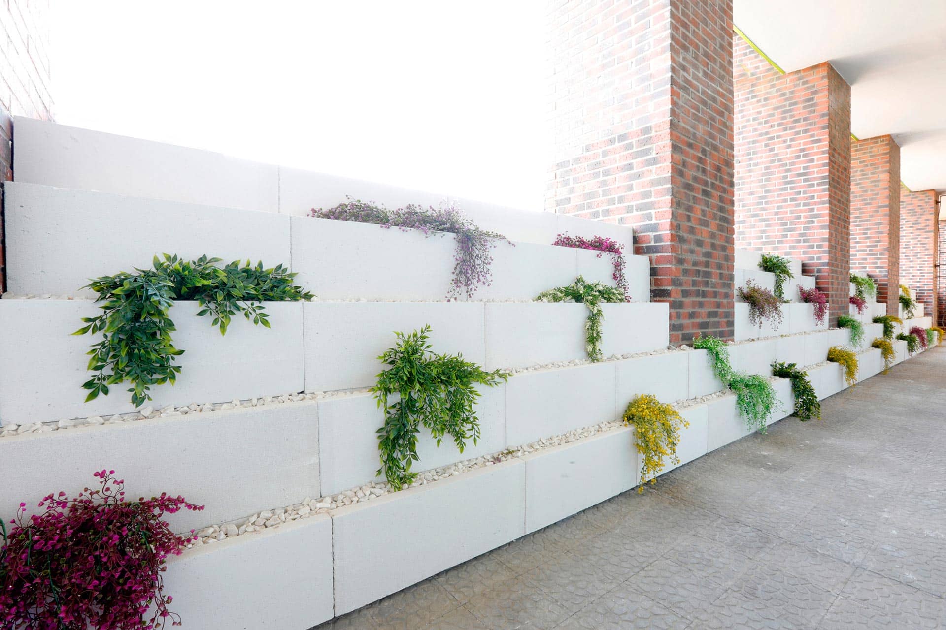 Jardineras de hormigón de local de diseño diseñado por Moah Arquitectos en Santander