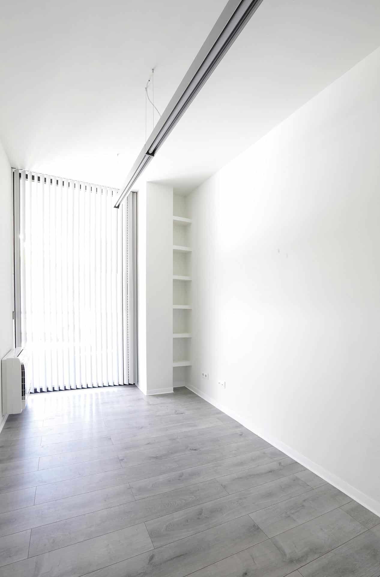 Despacho de local de diseño con suelo laminado gris diseñado por Moah Arquitectos en Santander