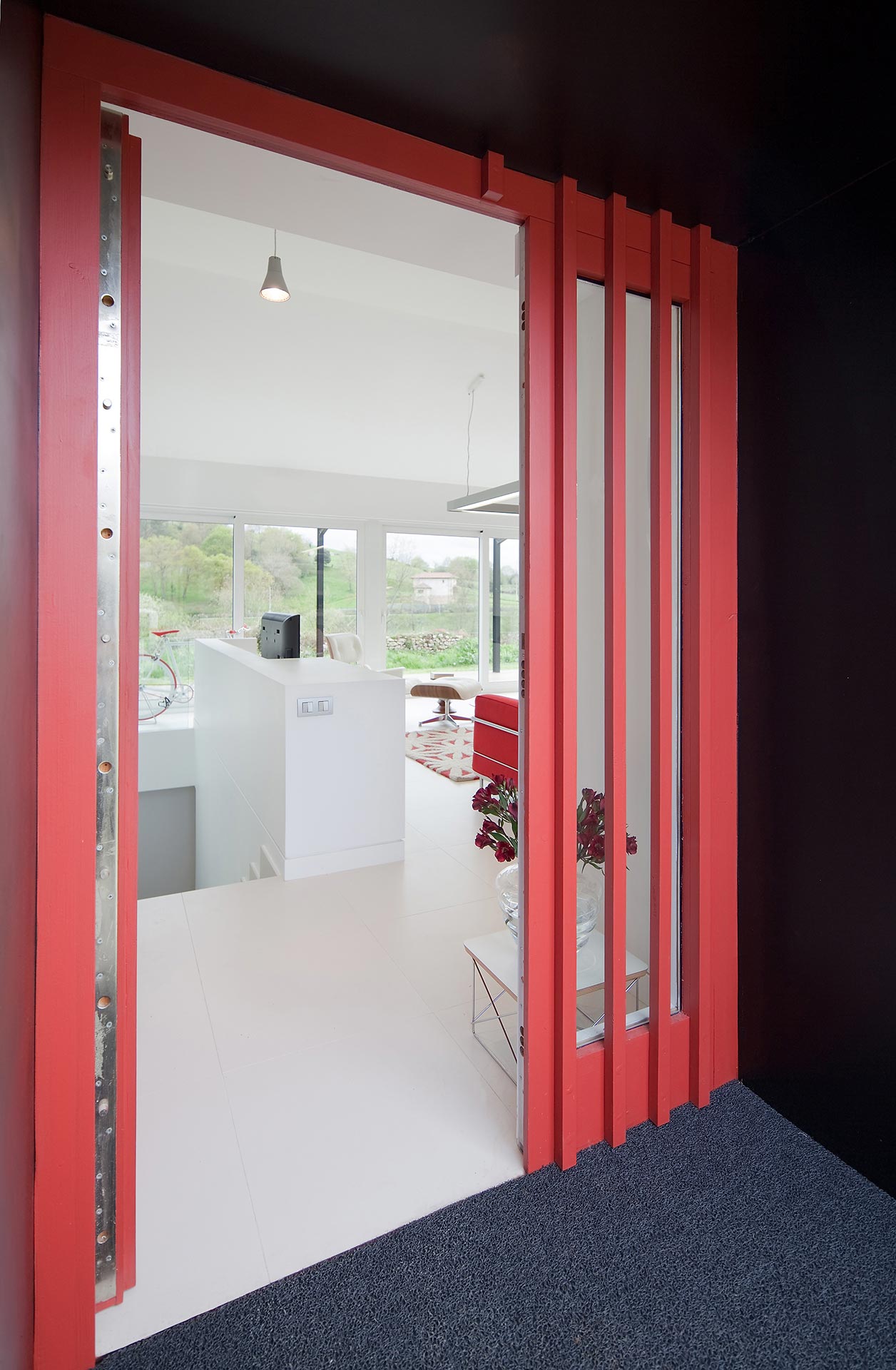Puerta de entrada de casa minimalista diseñada por Moah Arquitectos en Cantabria