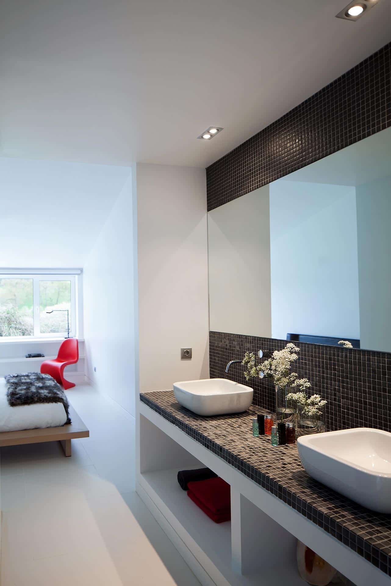 Baño con gresite de casa moderna diseñada por Moah Arquitectos en Villaverde