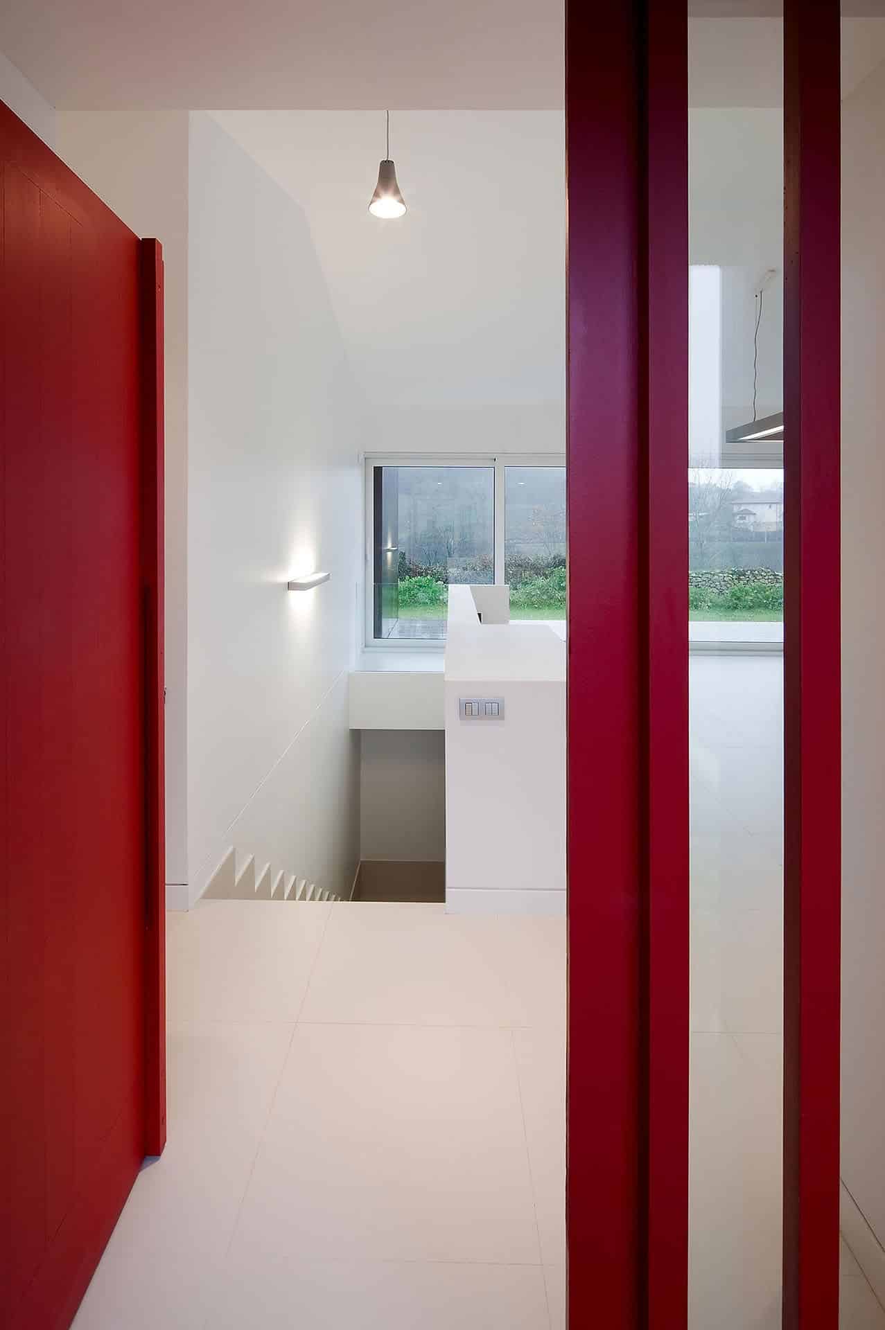 Entrada de casa moderna diseñada por Moah Arquitectos en Villaverde