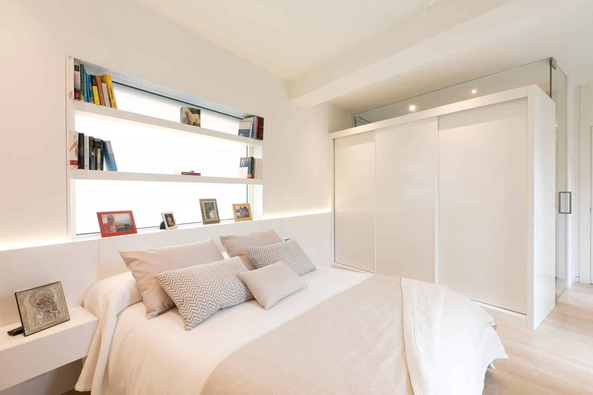 Dormitorio con iluminación en cabecero en reforma de vivienda de diseño diseñada por Moah Arquitectos en Cantabria