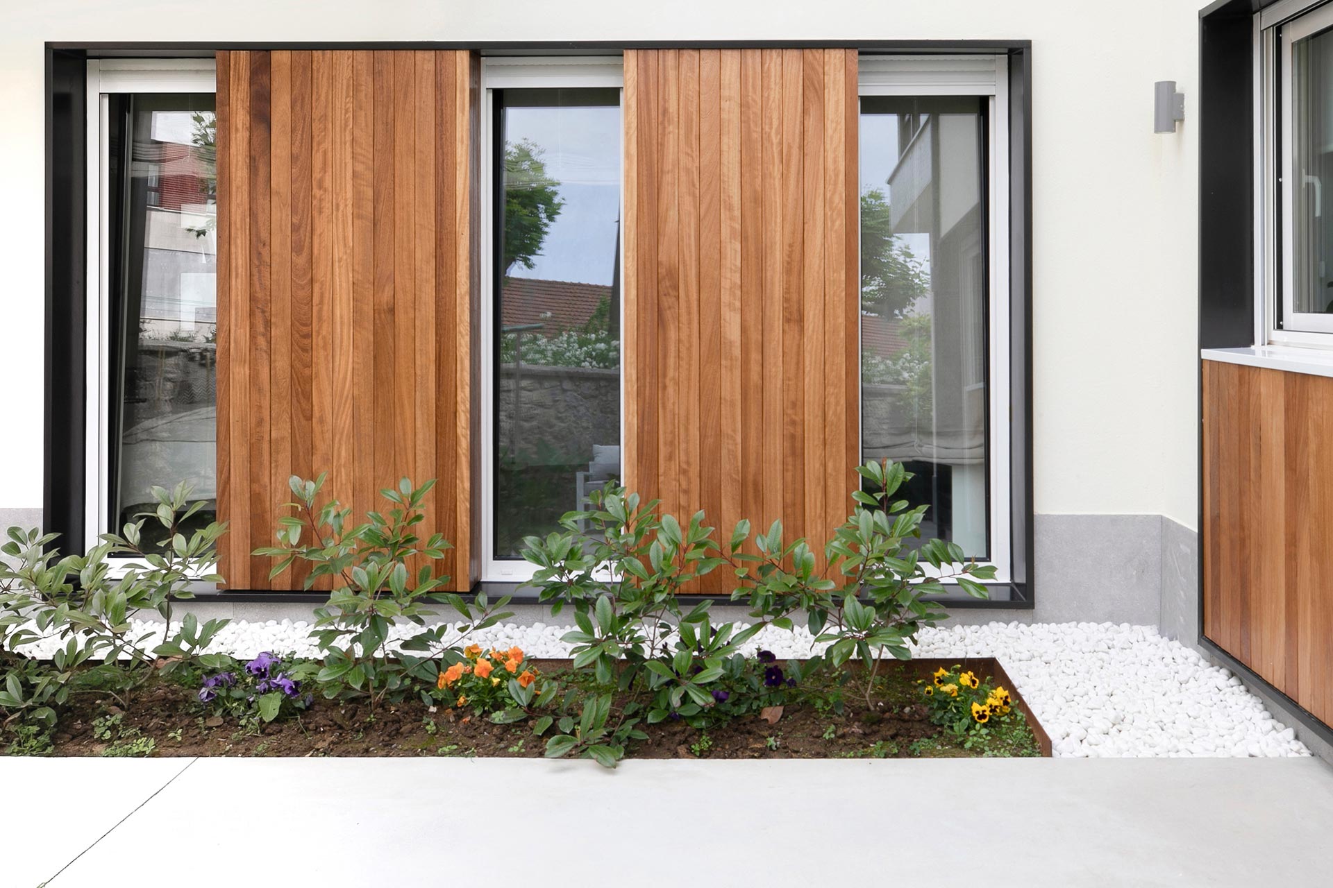Fachada con lamas de madera en reforma de vivienda moderna diseñada por Moah Arquitectos en Sarón