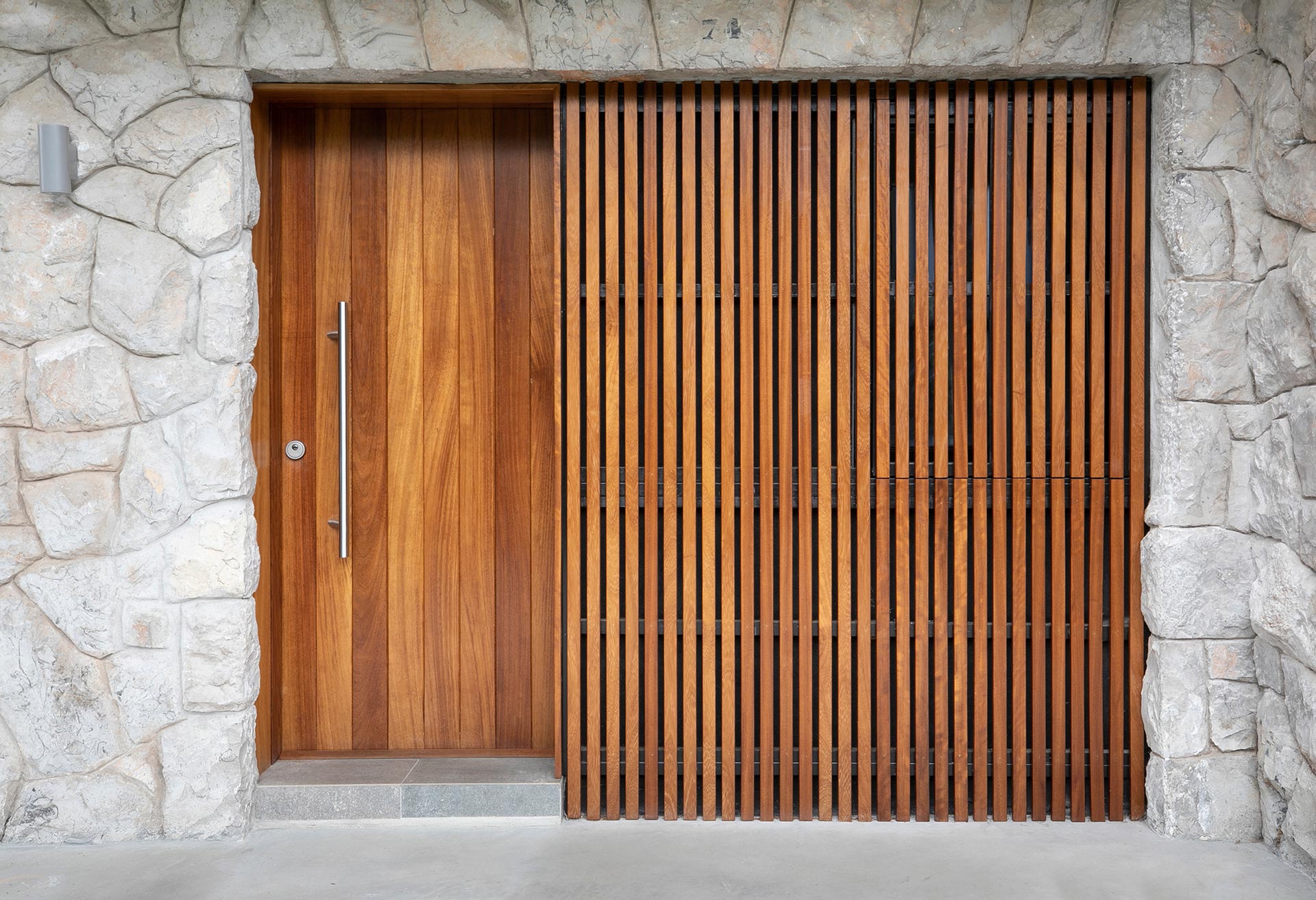 Fachada con lamas de madera corrugable en reforma de casa de lujo diseñada por Moah Arquitectos en Sarón