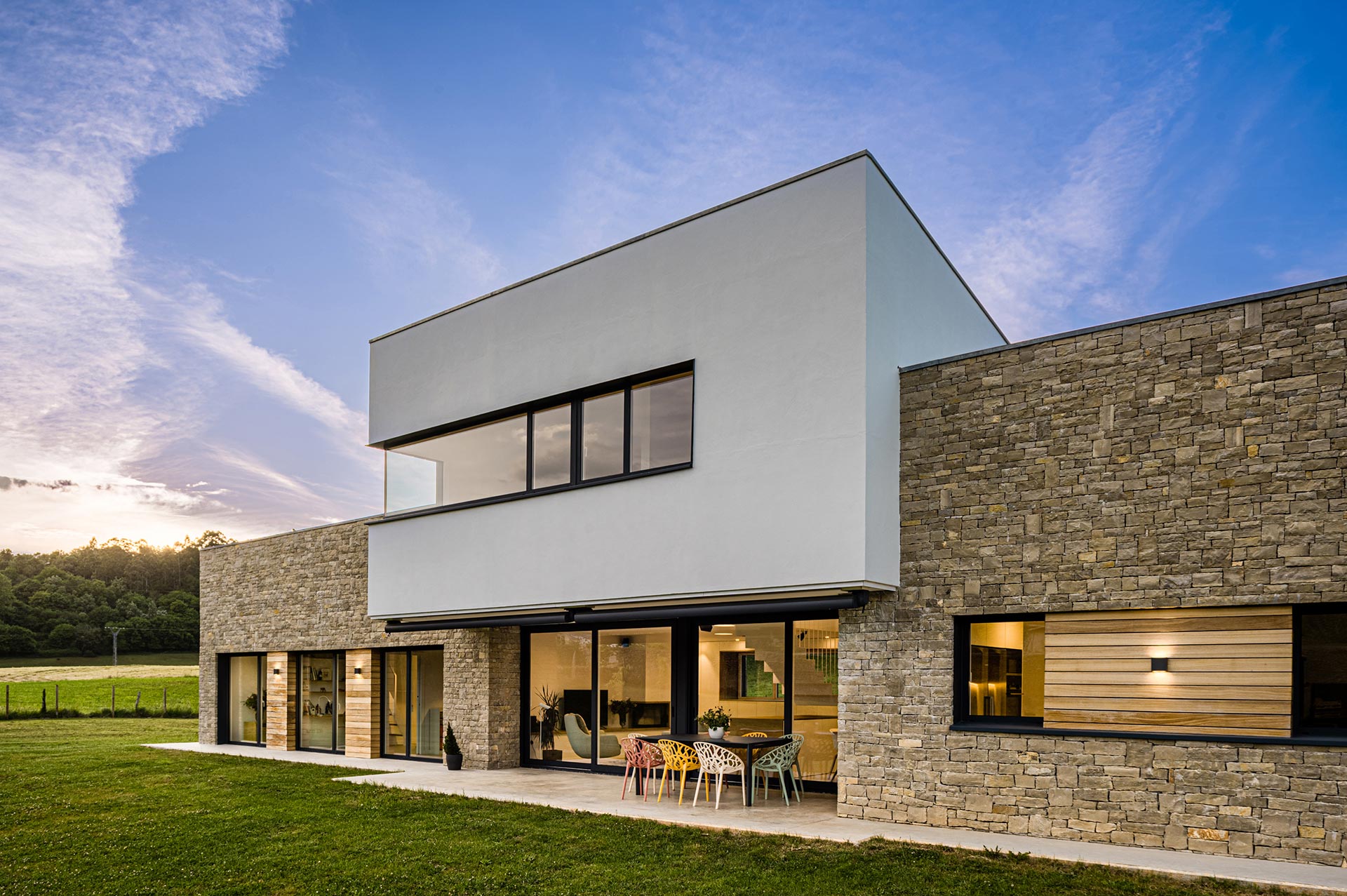 Fachada de piedra y mortero de casa moderna diseñada por Moah Arquitectos en Pámanes