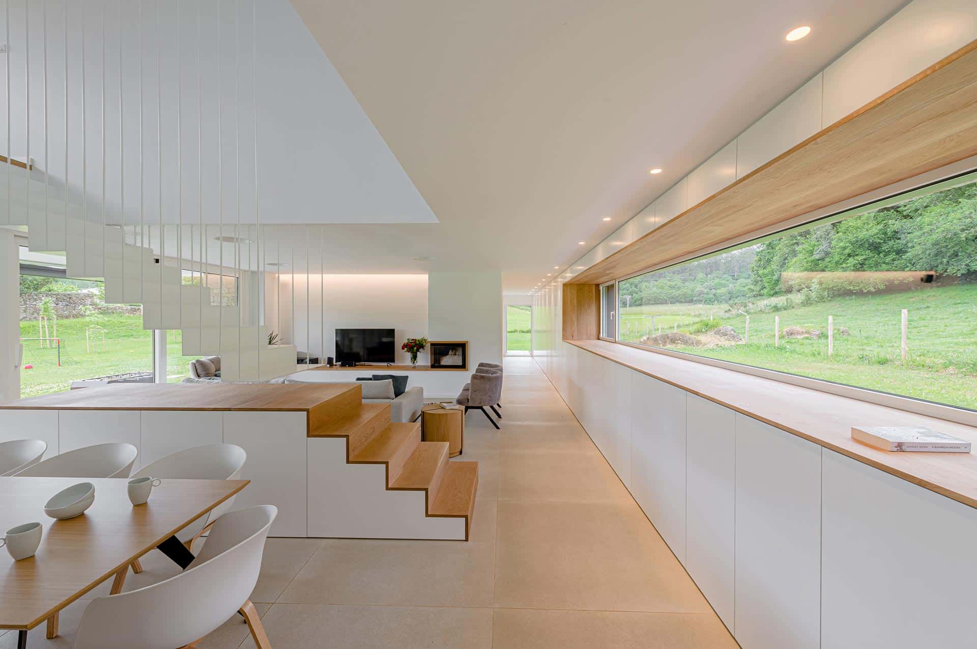Salón comedor de vivienda moderna de lujo diseñada por Moah Arquitectos en Pámanes