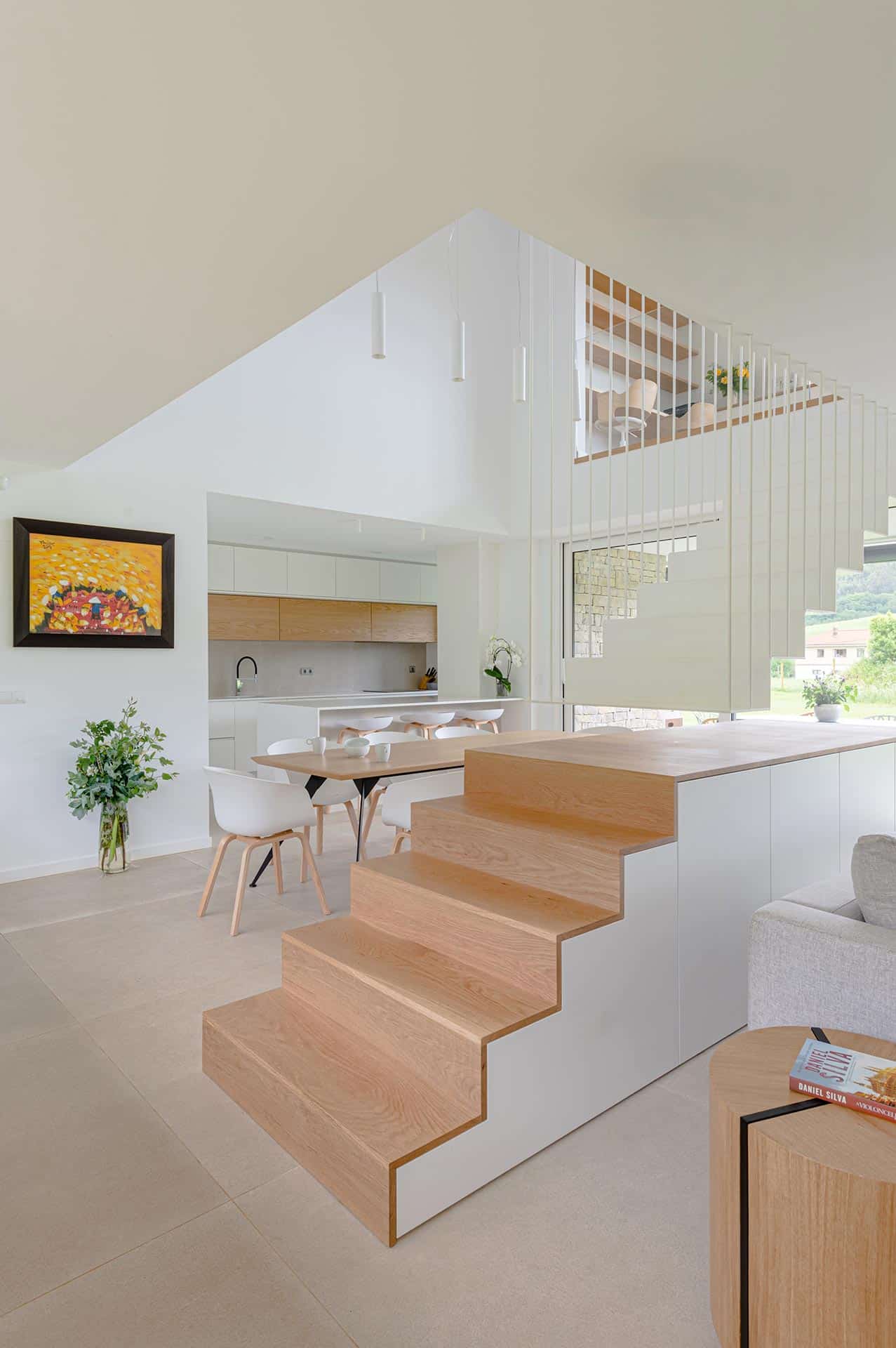 Mueble de escalera con tirantes de casa moderna diseñada por Moah Arquitectos en Pámanes