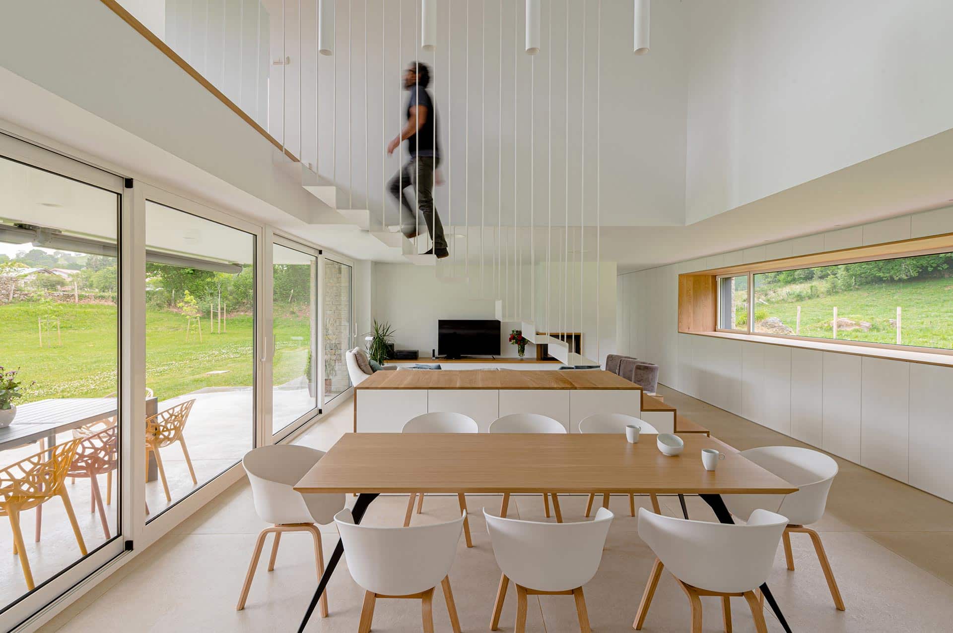 Comedor en doble altura en casa moderna diseñada por Moah Arquitectos en Pámanes