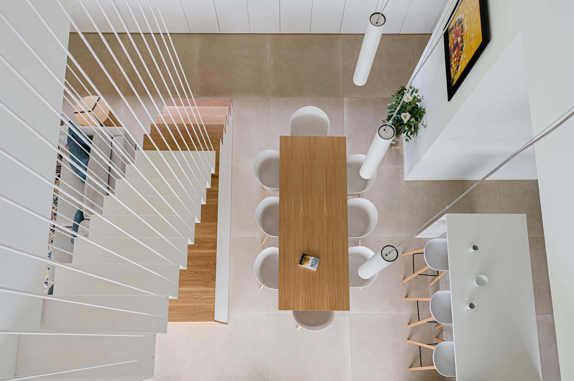 Escaleras y comedor en casa moderna diseñada por Moah Arquitectos en Pámanes