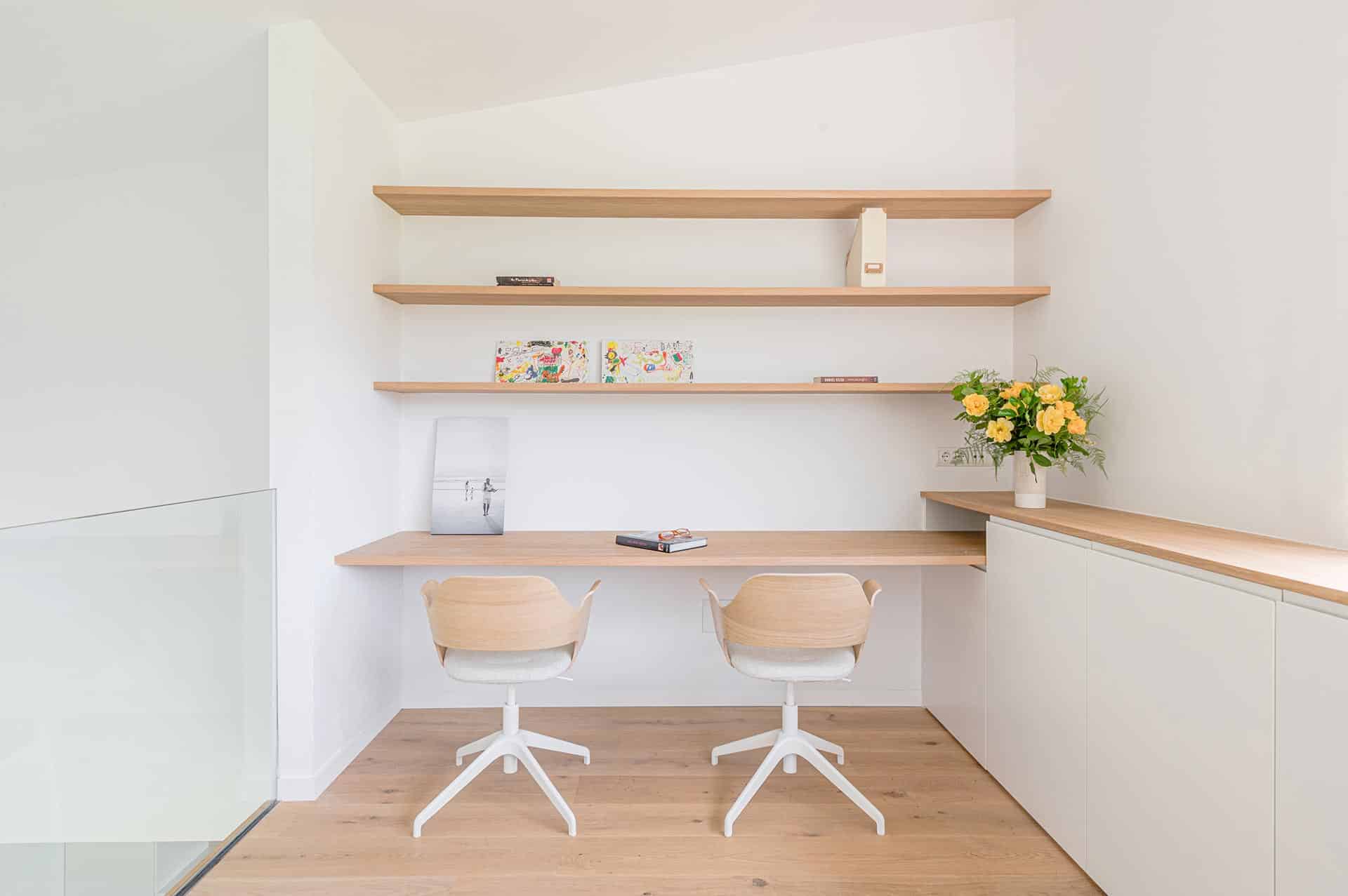 Zona de estudio en casa moderna diseñada por Moah Arquitectos en Pámanes