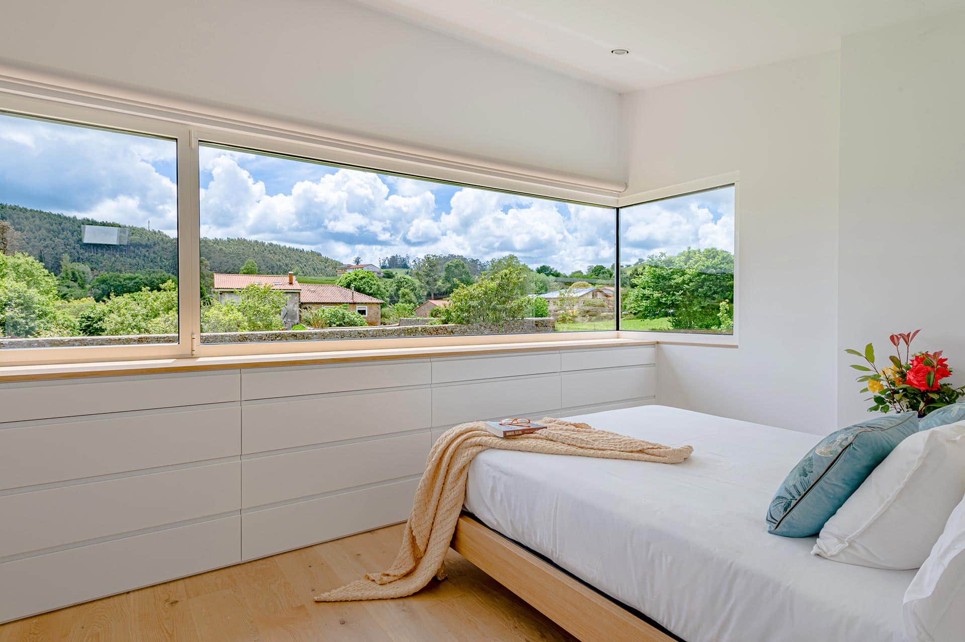 Dormitorio con vistas en casa de lujo moderna diseñada por Moah Arquitectos en Pámanes