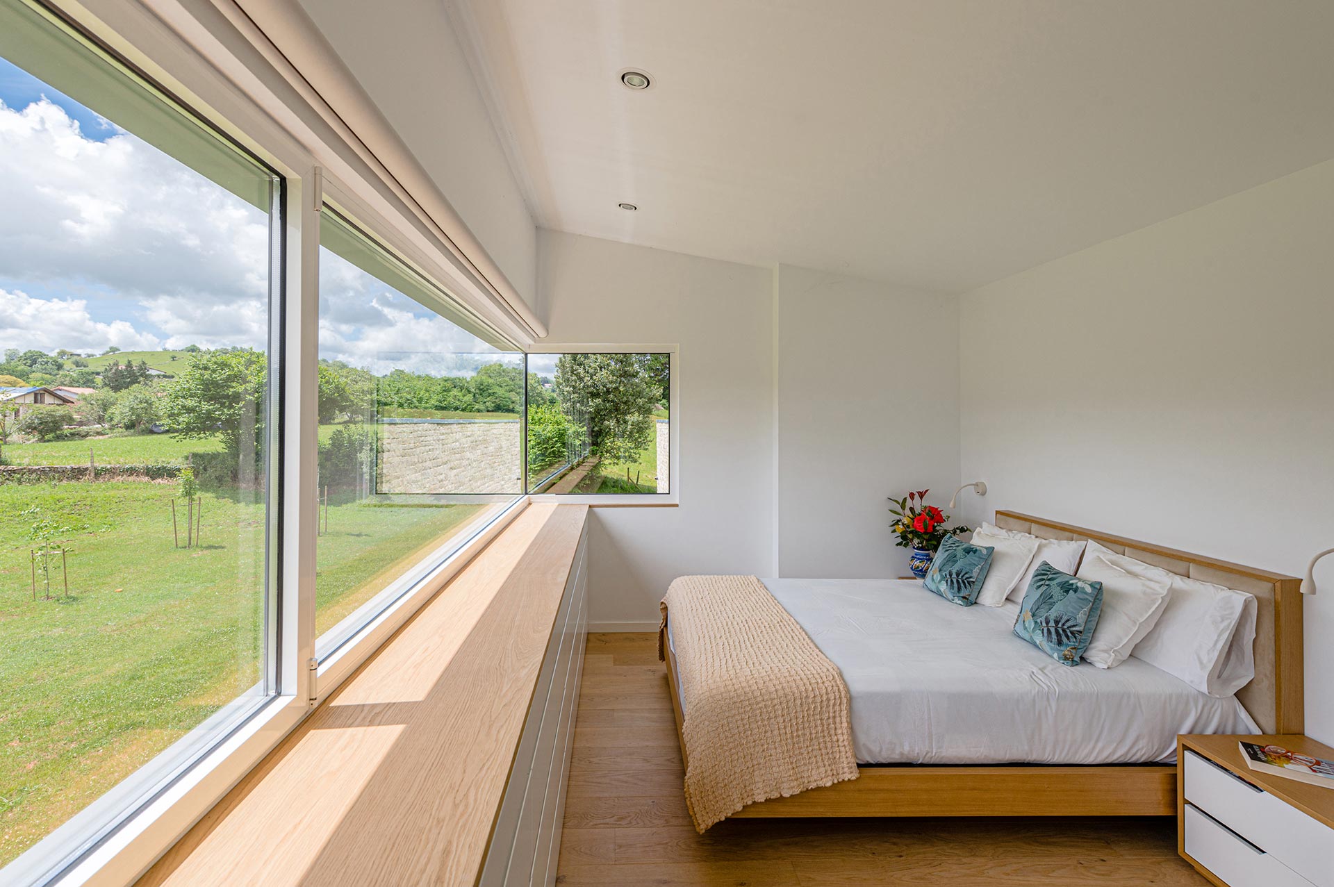 Dormitorio con acabados de madera en casa moderna minimalista diseñada por Moah Arquitectos en Pámanes