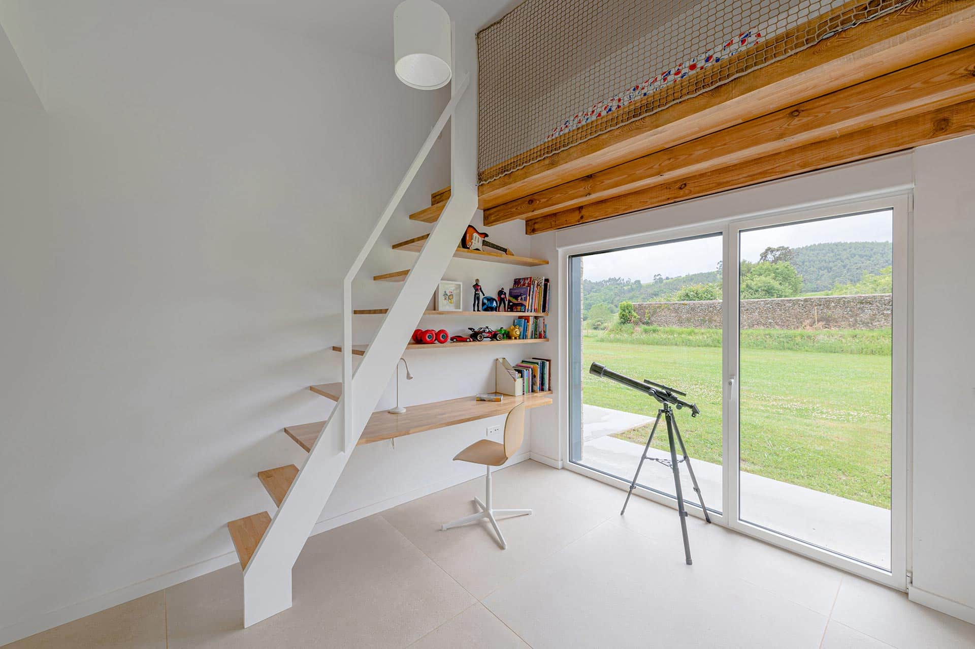 Altillo de madera de casa moderna unifamiliar diseñada por Moah Arquitectos en Pámanes