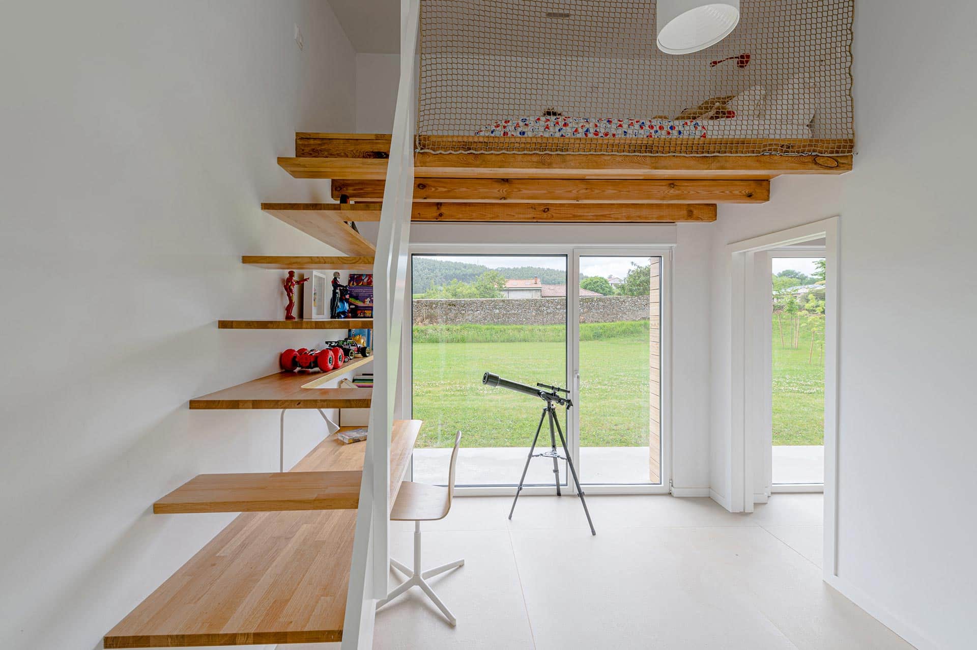 Escalera a altillo de vivienda moderna de diseño diseñada por Moah Arquitectos en Pámanes