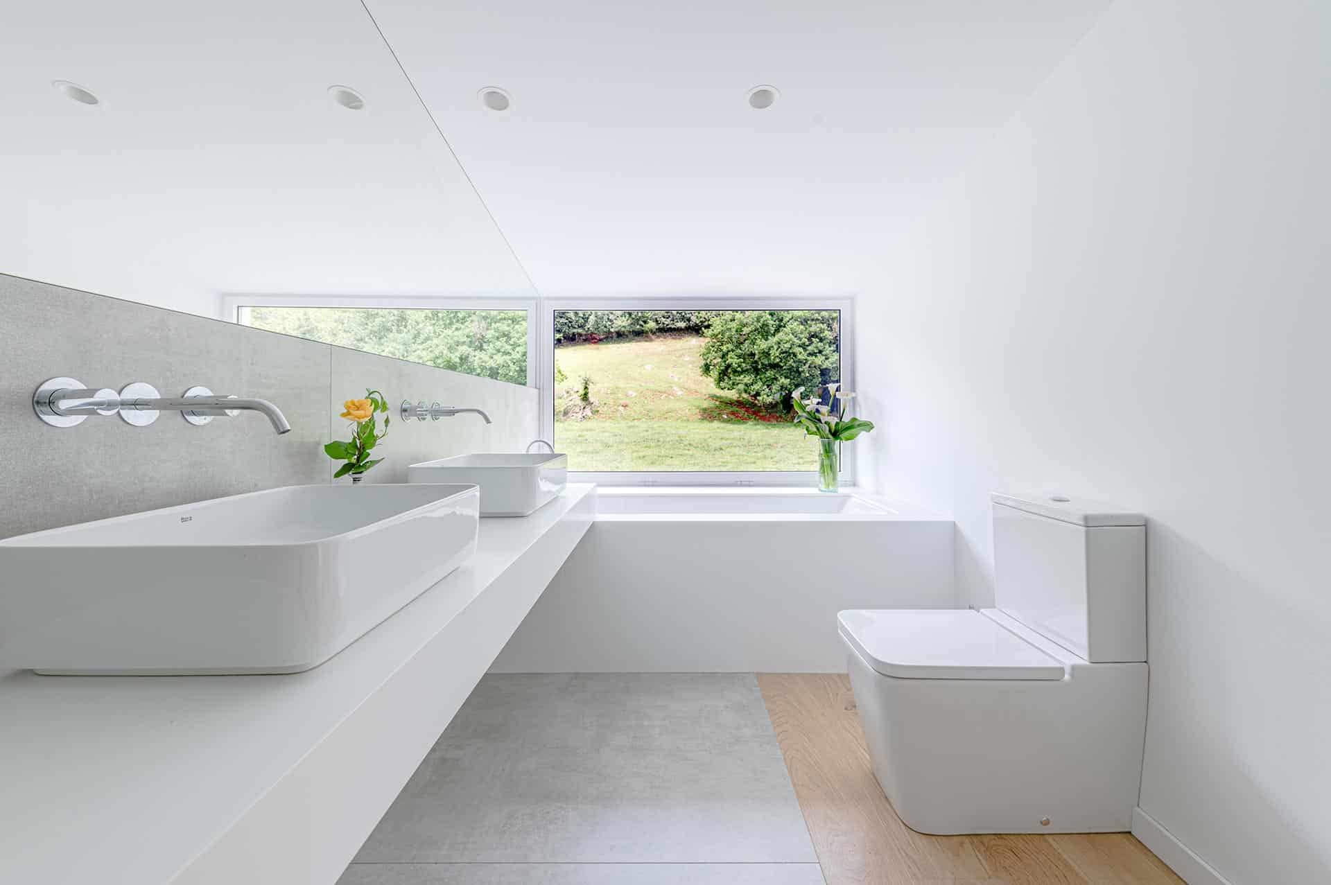 Baño minimalista en casa moderna diseñada por Moah Arquitectos en Pámanes