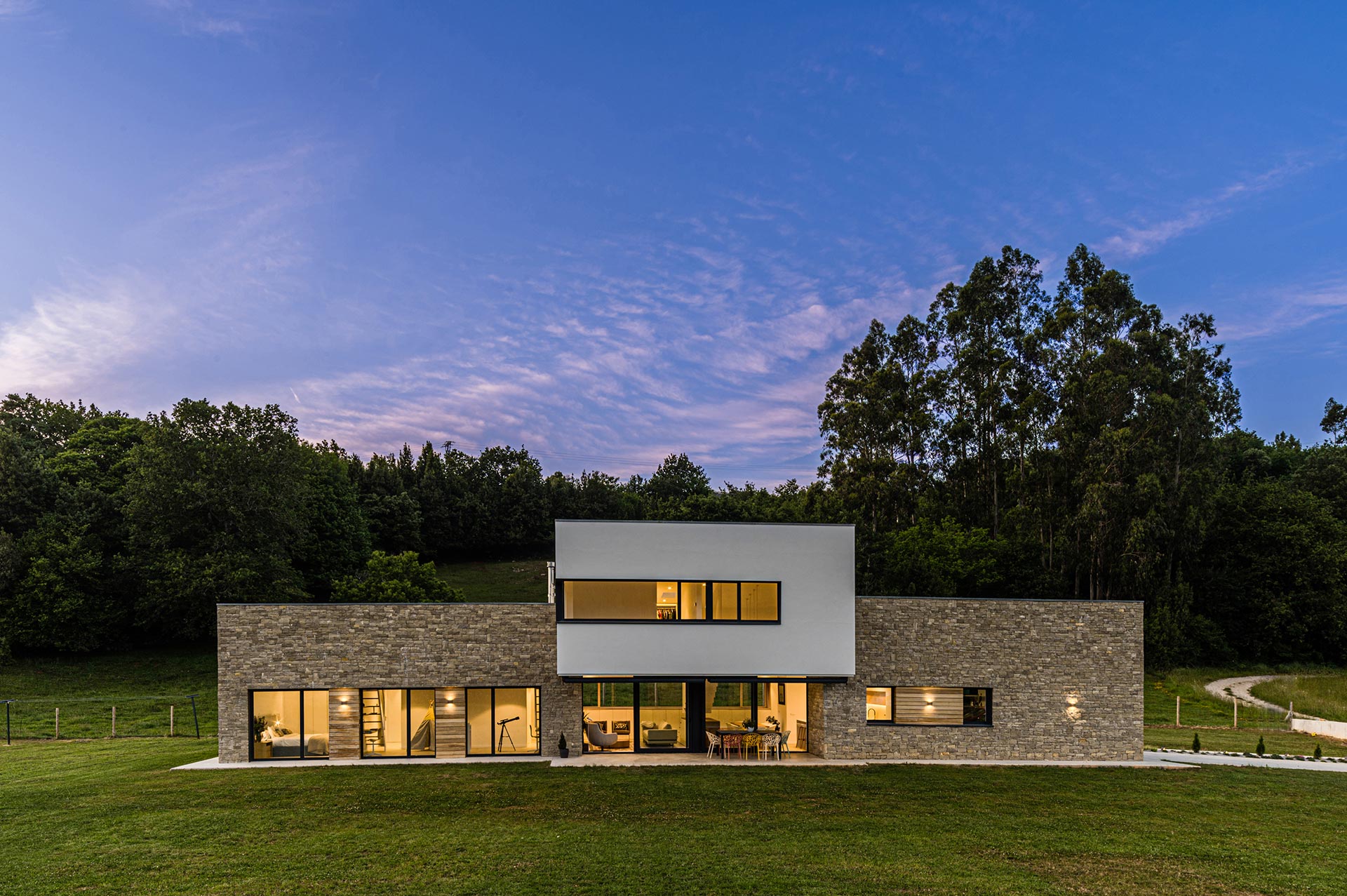 Fecade with Stone and cocrete in moderna house designed by Moah Architects in Pámanes