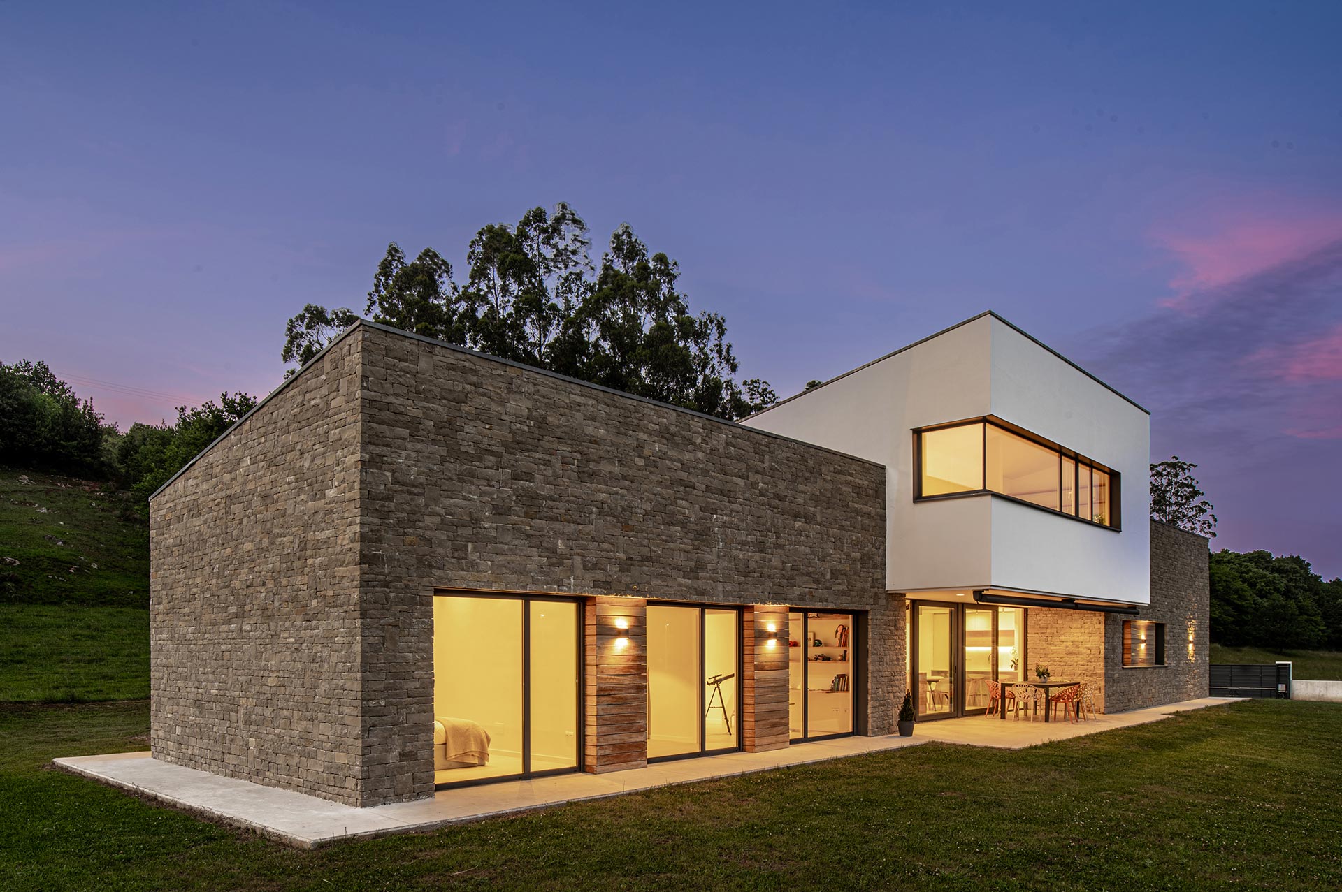 Fachada de piedra en casa de diseño diseñada por Moah Arquitectos en Pámanes