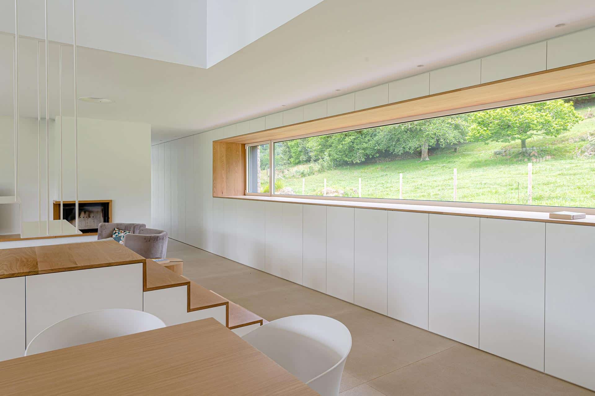 Ventana de salón de casa moderna de campo diseñada por Moah Arquitectos en Pámanes