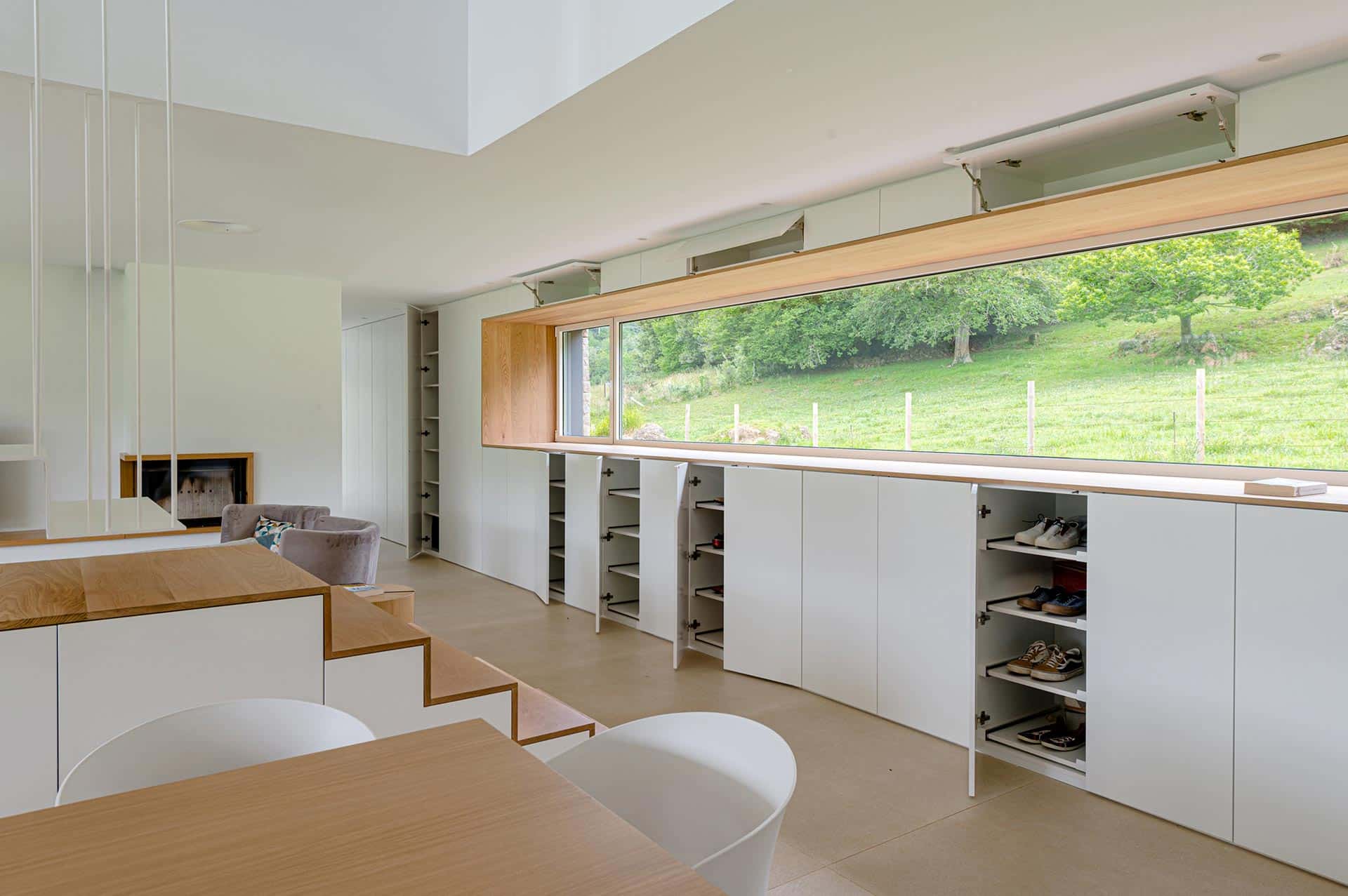 Ventana y armarios de casa moderna con jardín diseñada por Moah Arquitectos en Pámanes