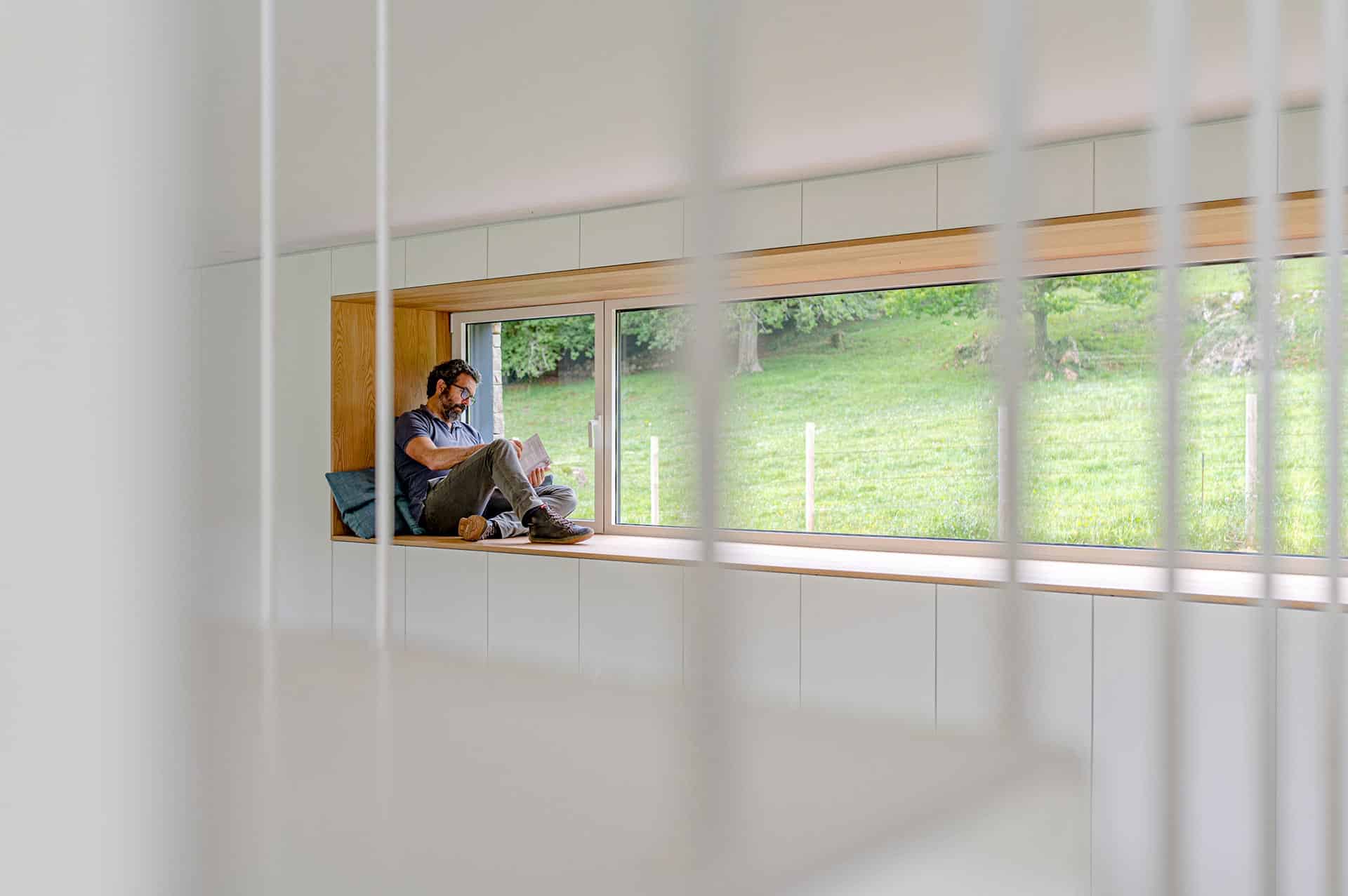 Poyete de ventana de casa moderna de diseño diseñada por Moah Arquitectos en Pámanes