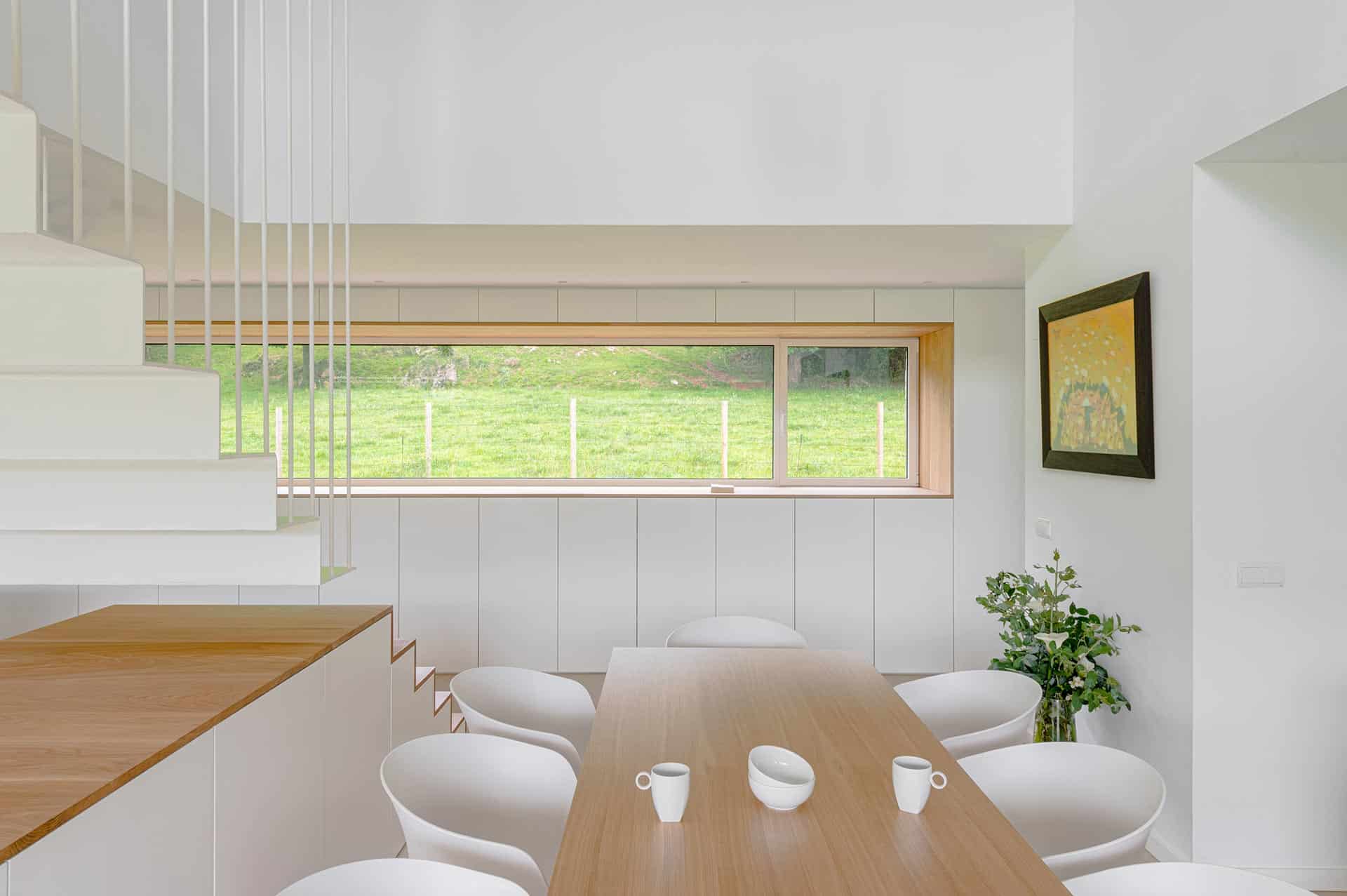 Comedor y ventana con vistas en casa moderna diseñada por Moah Arquitectos en Pámanes